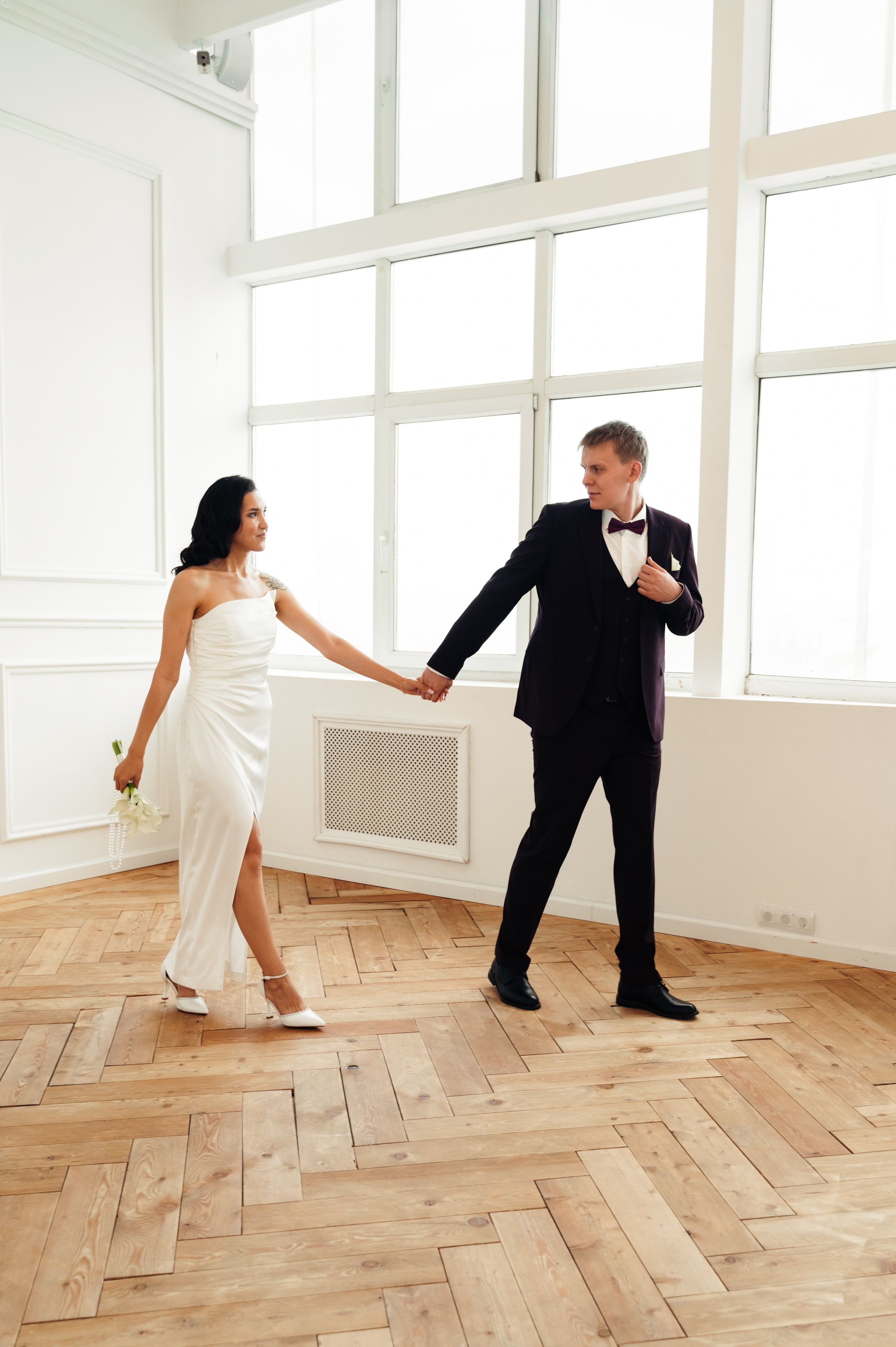 жених и невеста держатся за руки