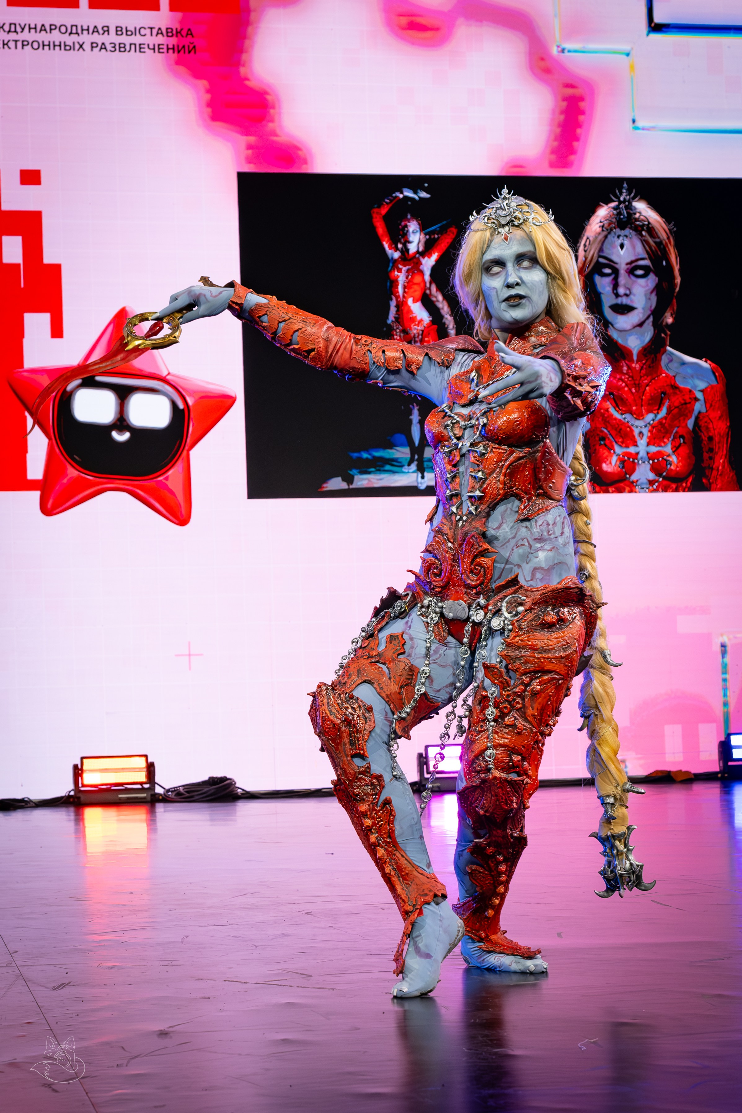 Сцена РЭД ЭКСПО 2024. Косплей фотограф