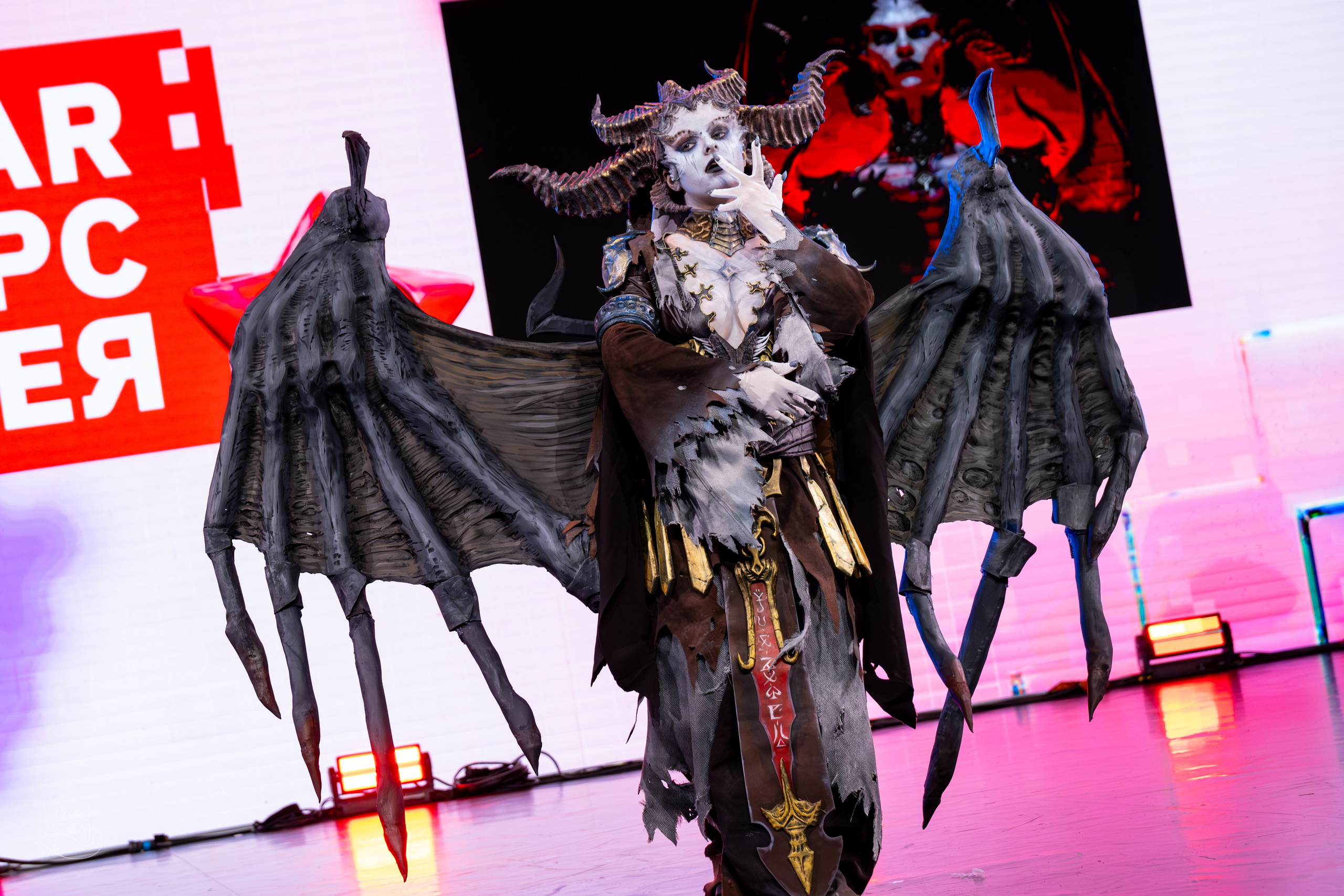 Сцена РЭД ЭКСПО 2024. Косплей фотограф