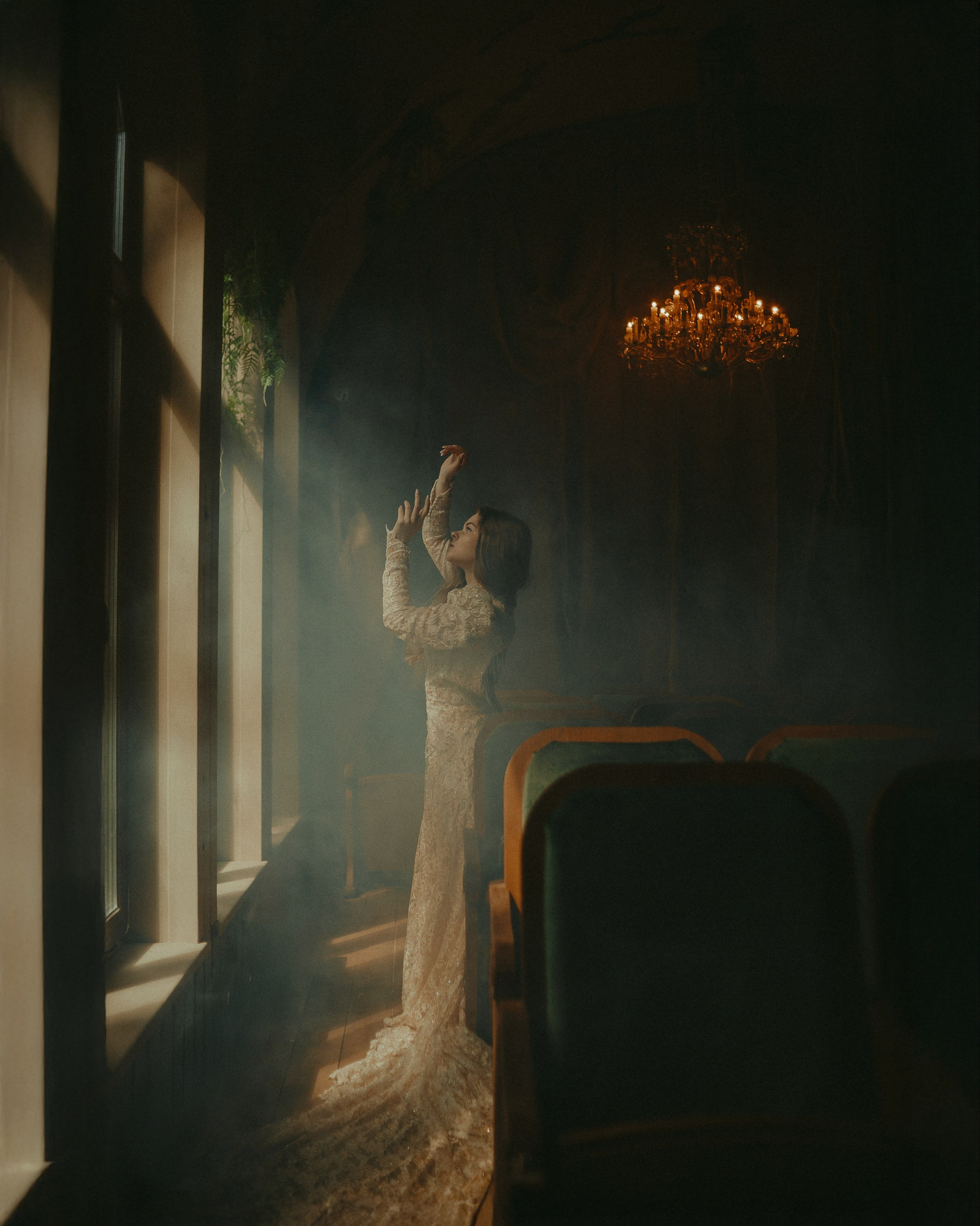 Москва. Заброшкнный театр. Алина. Фотограф Брянск