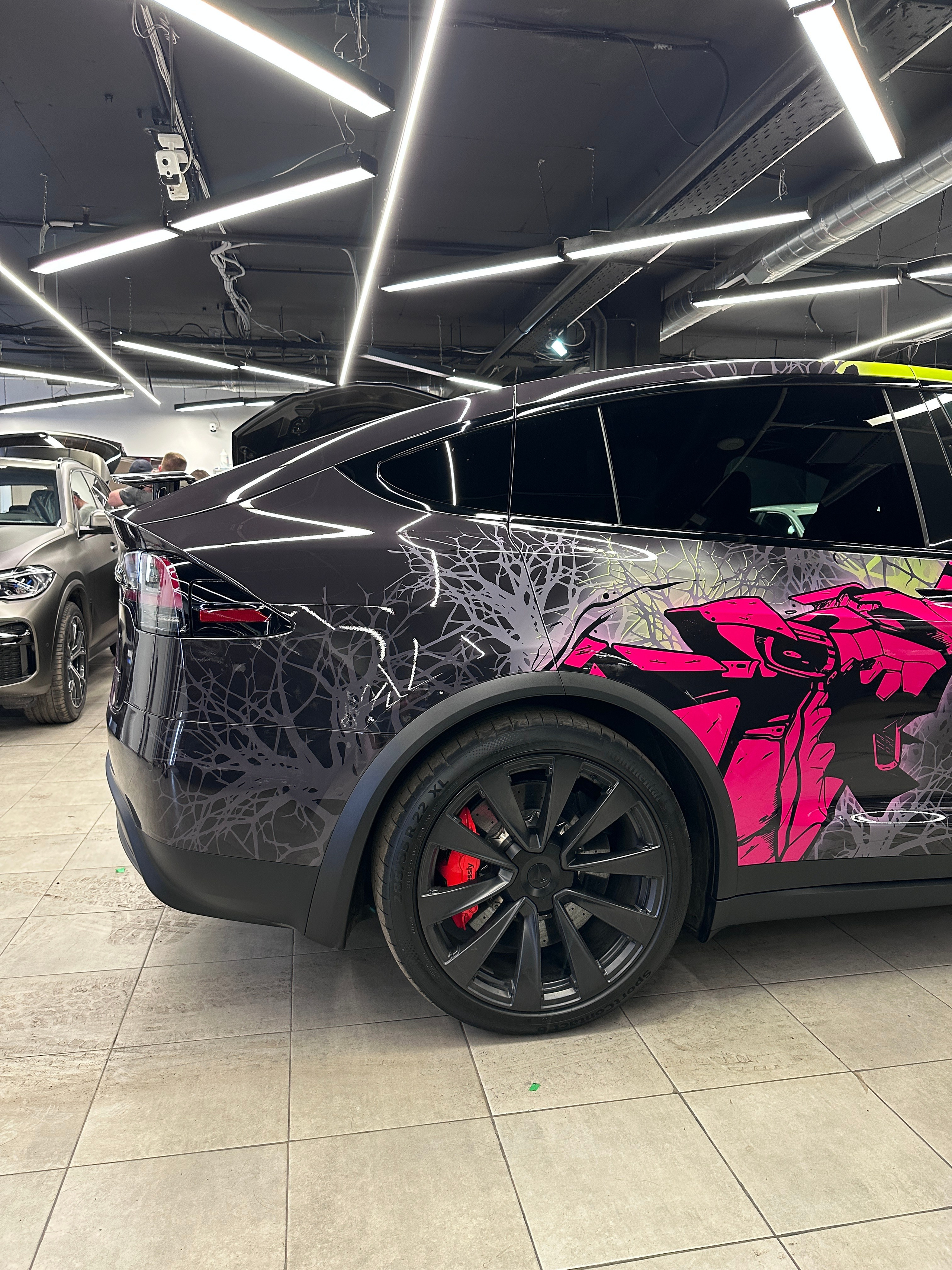 Винилография на Tesla Model S Plaid. Студия дизайна и оклейки авто Barmaley Design