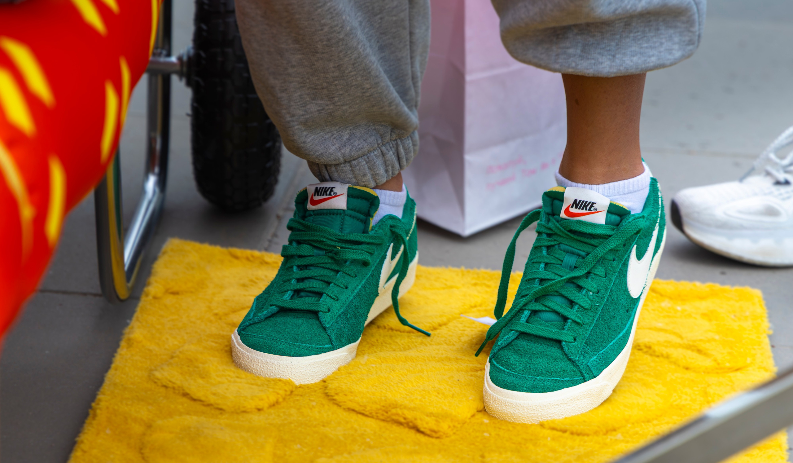 Примерка новинки: клиент оценивает посадку кроссовка.