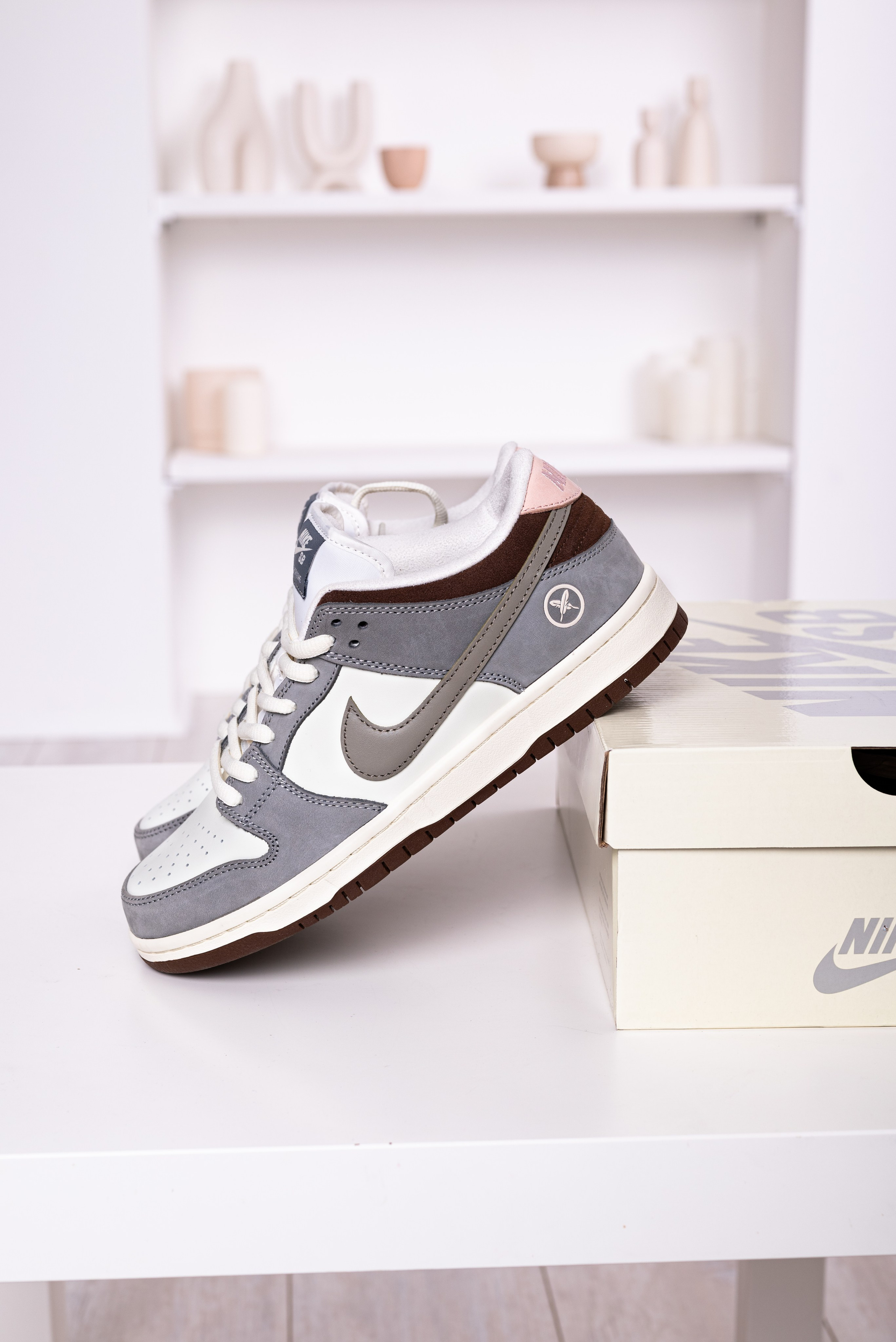 Кроссовки в студии. Предметный фотограф, фото для маркетплейсов Пятигорск, КМВ