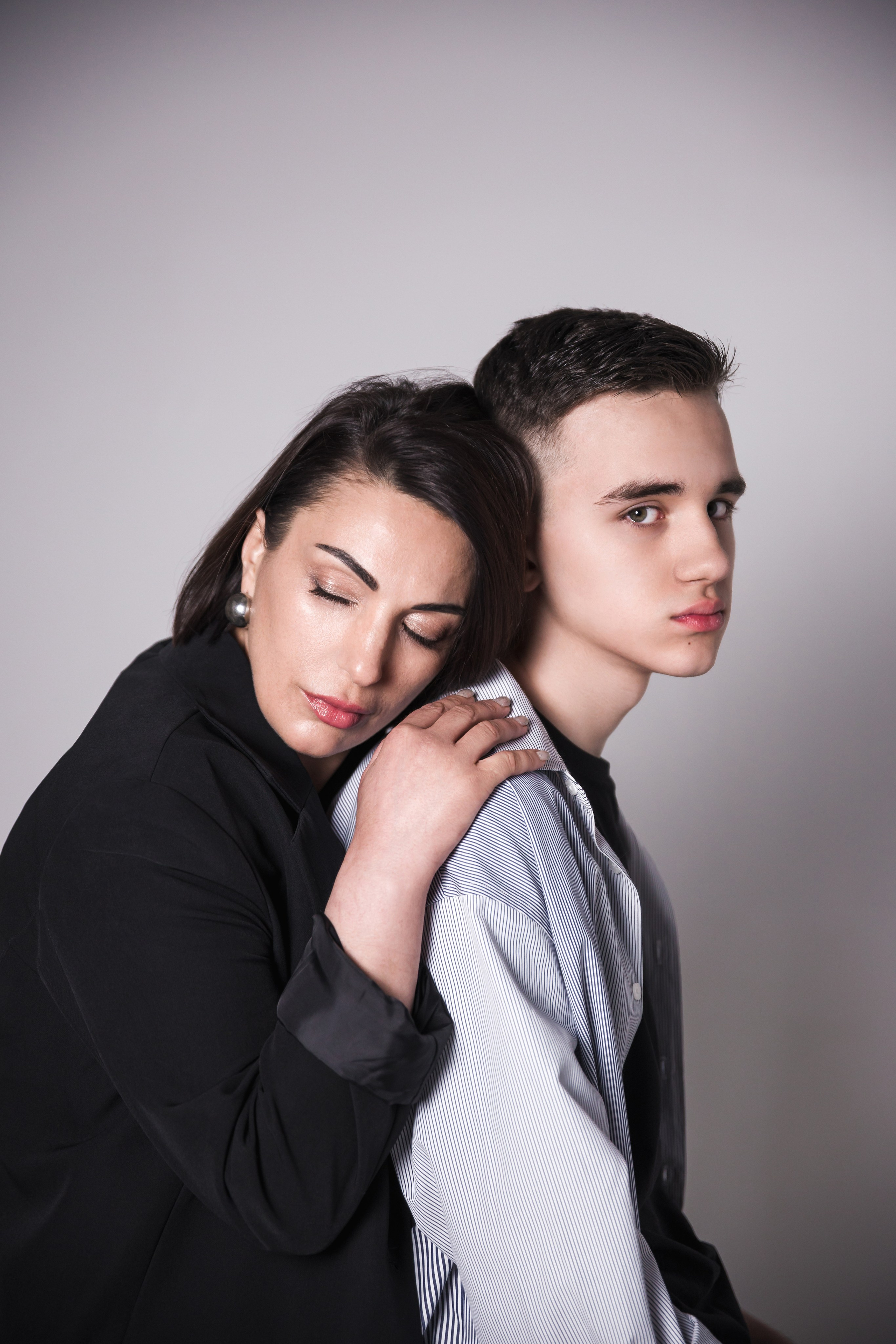 Мама и сын_циклорама. Фотограф Воронеж, Новая Усмань Мария Бублик