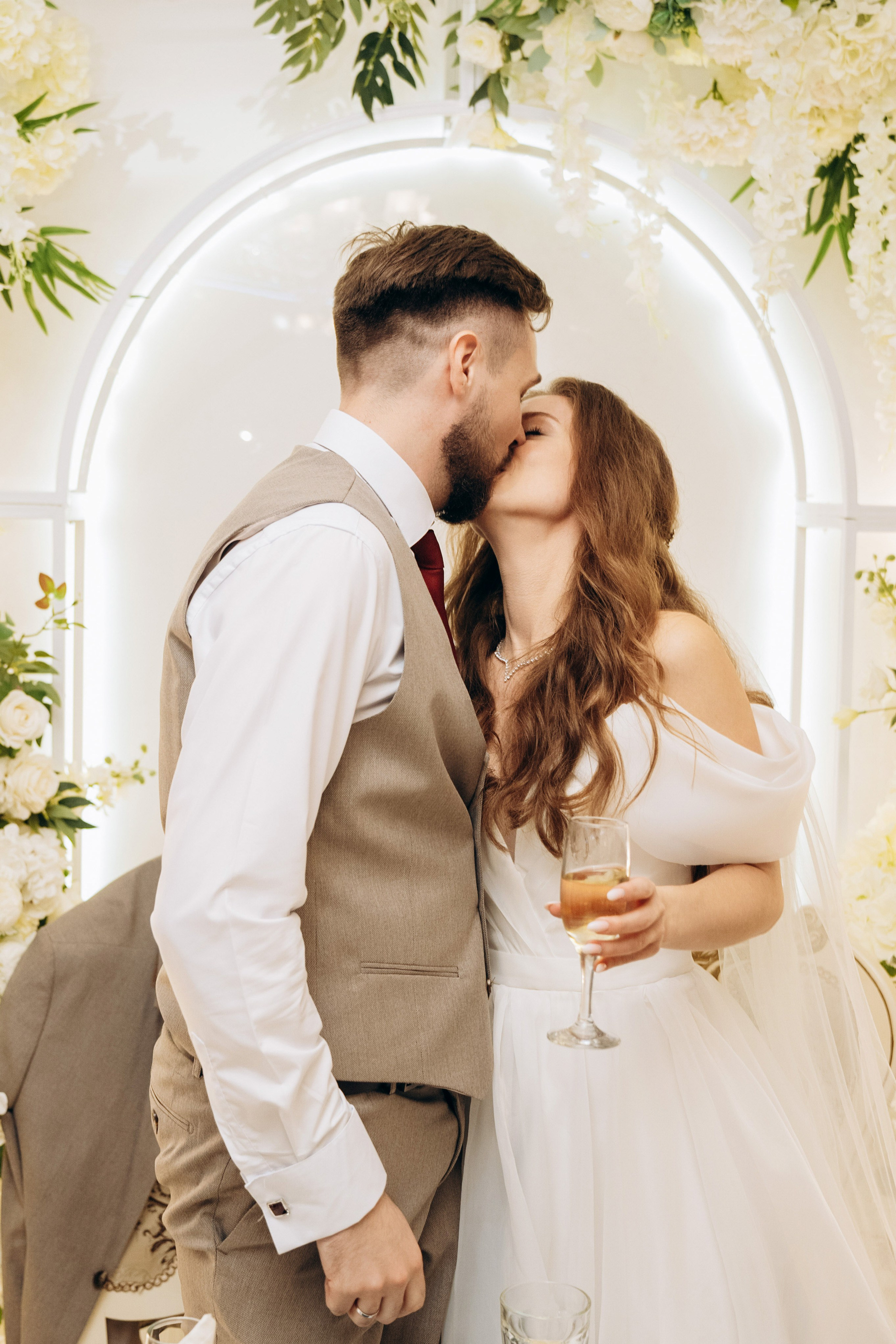 фотограф на свадьбу, свадебная фотосессия в Облака Казань, фотография в ресторане, букет невесты, свадебный банкет