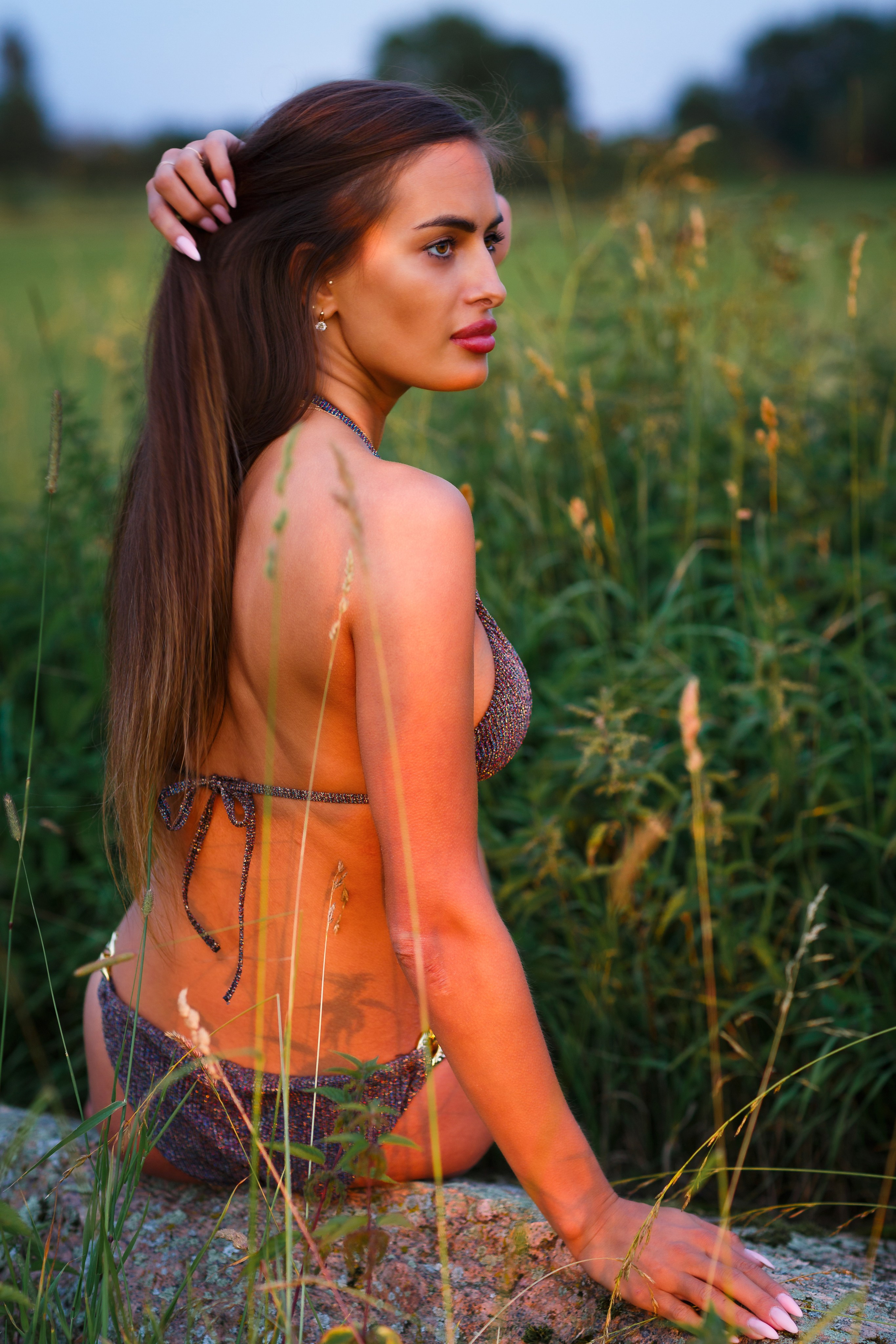 Фотосессия на сене, девушка на сене