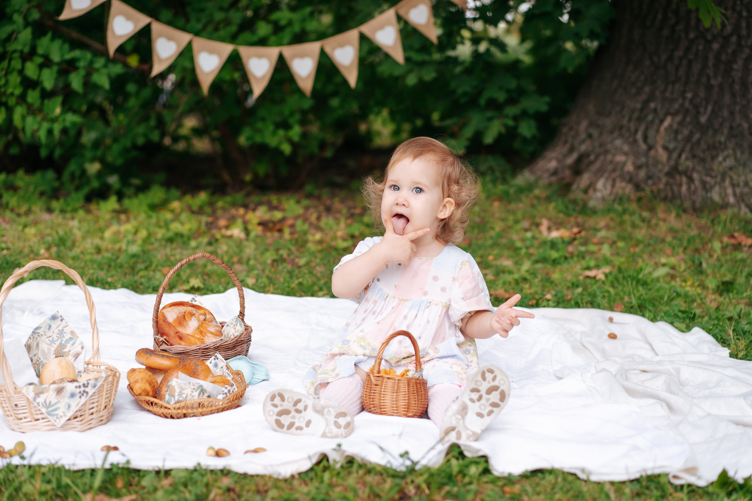 Евангелина с мамой в парке. Детская, семейная фотостудия в Санкт-Петербурге