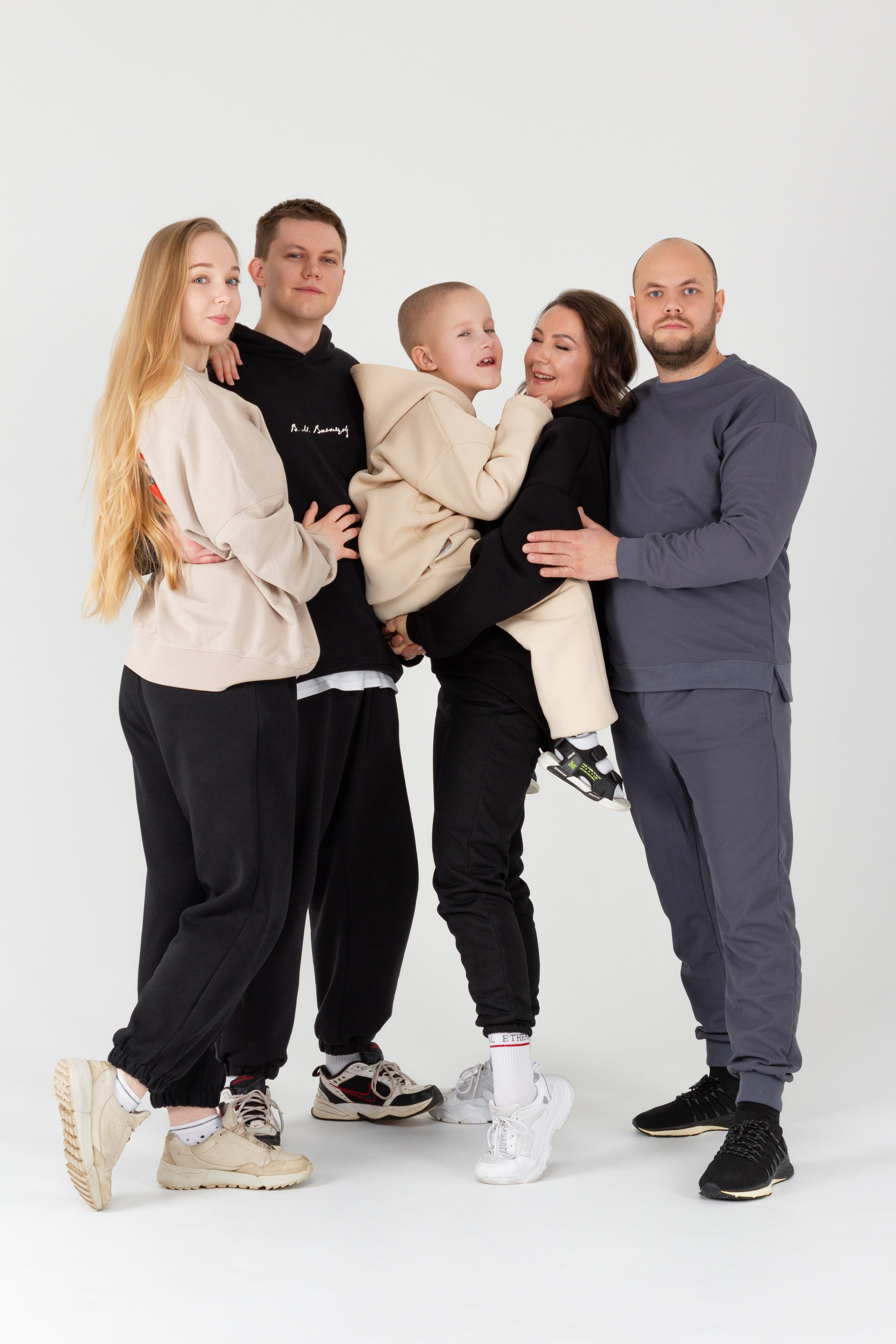 Семейная съемка на циклораме для семьи Арсения. Портретный и семейный фотограф в Санкт-Петербурге Ульяна Жукова