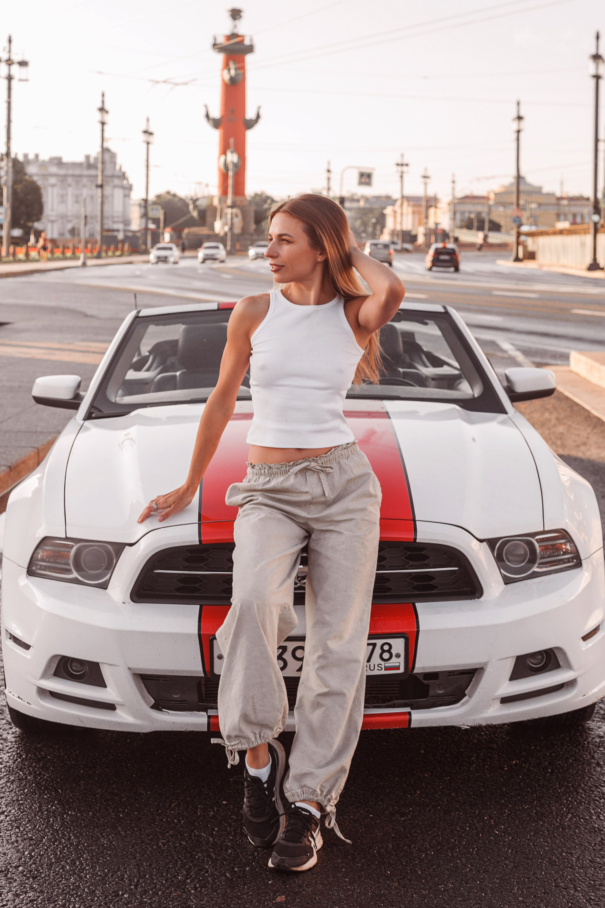 Девушка на белом автомобиле Ford Mustang  . У ростральной колоны . Василеостровская стрелка. 