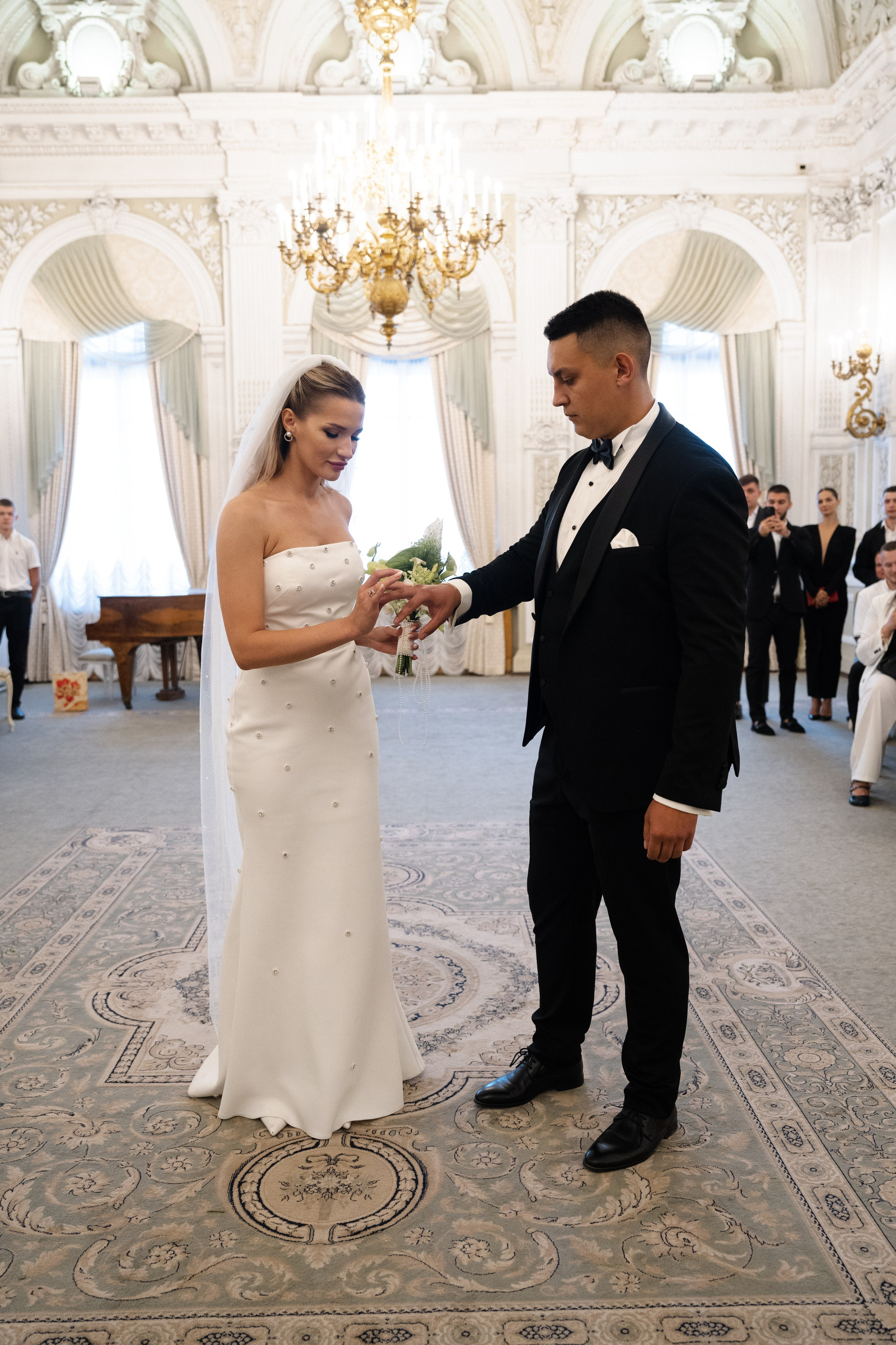 Виктория & Роман. Камерная городская свадьба в видовом ресторане в стиле современная классика. Свадебный фотограф организатор в Санкт-Петербурге Ассоль Опарина