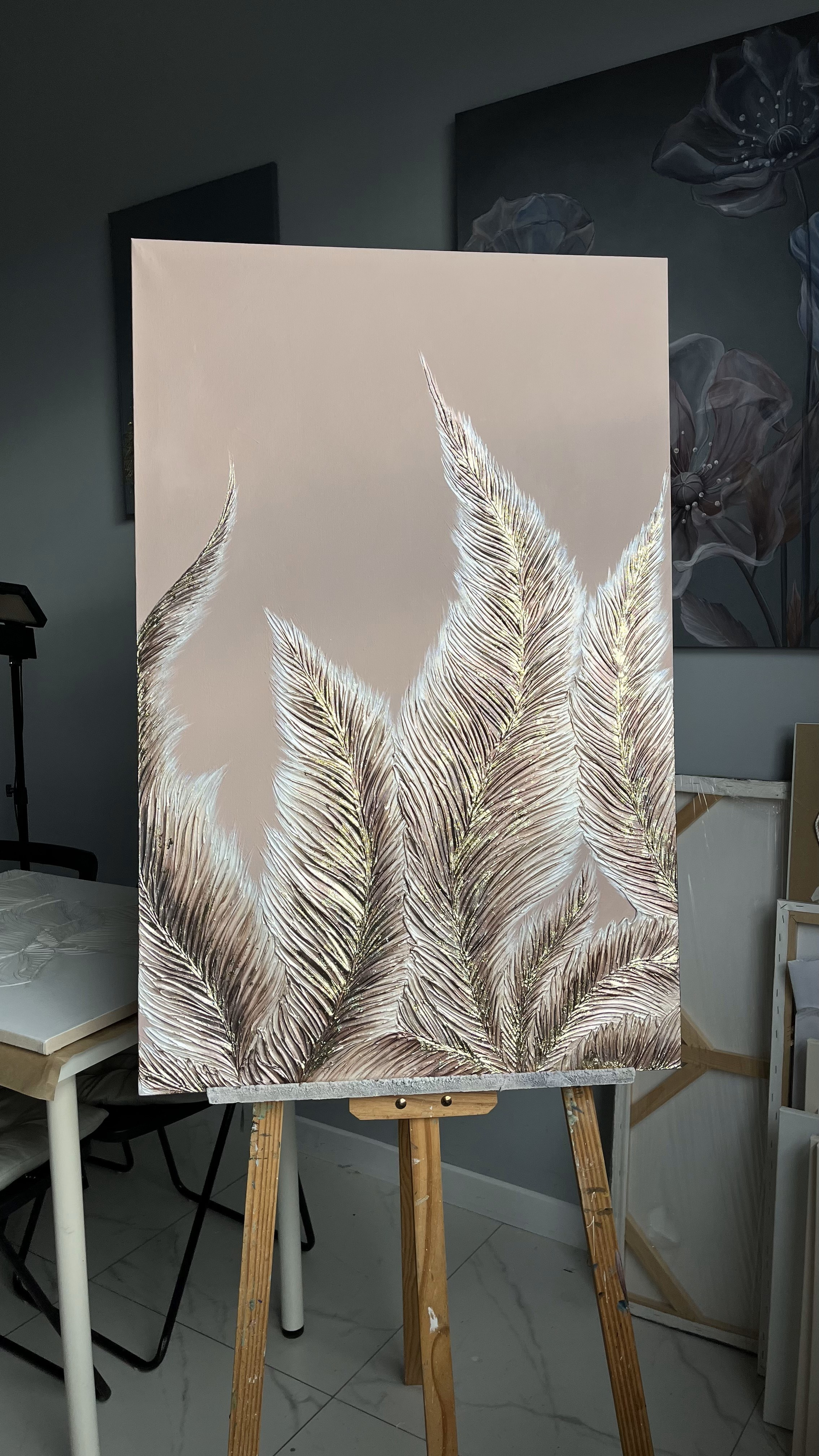 «Перламутровое сияние» 70х100см. Акрил, текстурная паста, перламутровая краска, золотая поталь. Интерьерная картина, сочетающая в себе контраст матового и глянцевого покрытия. Матовый фон пудрово-телесного оттенка, с легким розовым отливом.Мягкие перламутровые перья с невероятной текстурой каждого лепестка.Листья переплетаются между собой, создавая еще больше объема и фактуры. В картине больше 5 сложных намешанных перламутровых оттенков.И «вишенкой на торте» добавлена блестящая поталь цвета «шампань». 43.000₽