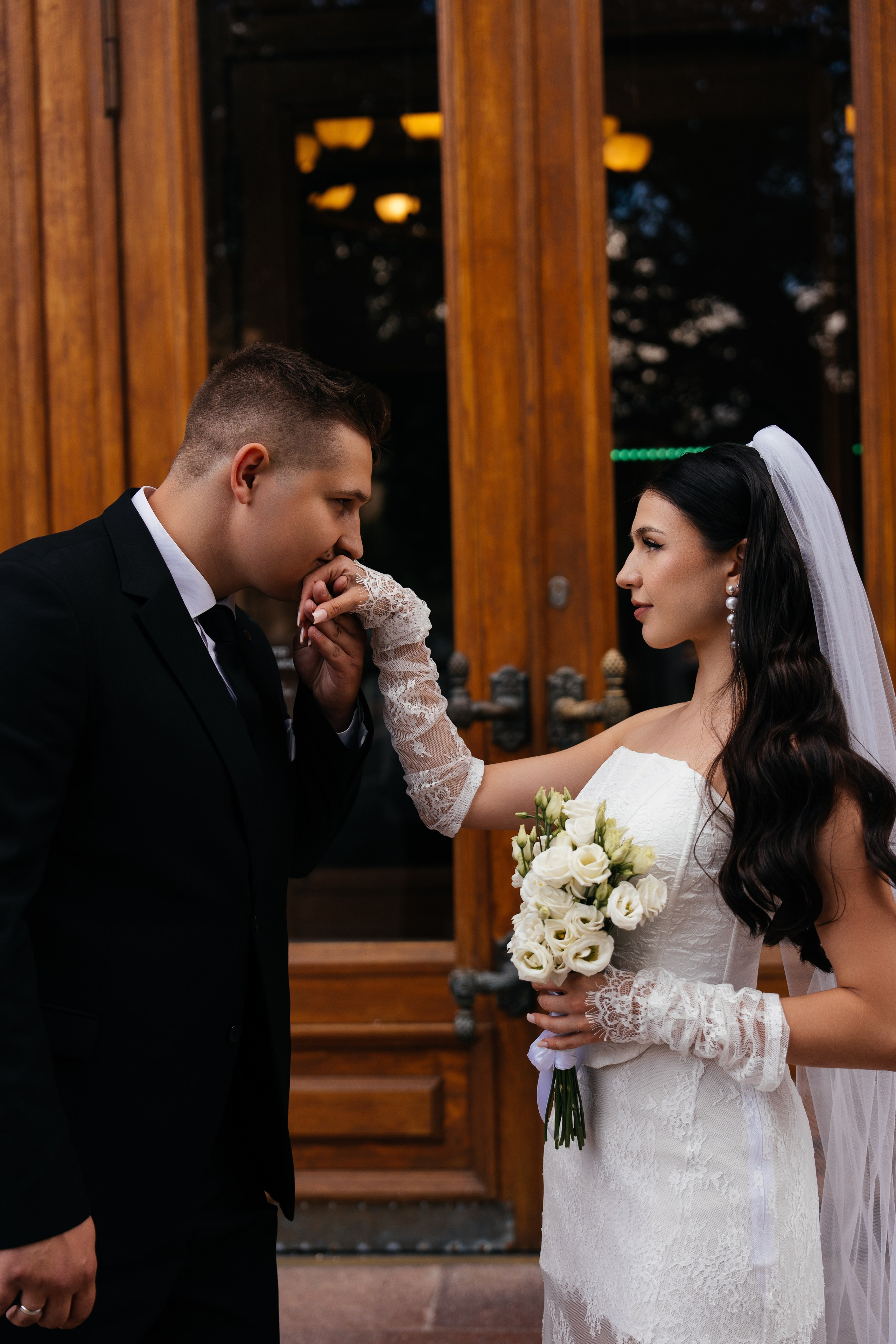 Свадебная фотосессия в Москве у высотки на Котельнической набережной. Свадебный фотограф в Москве Анна Полушина