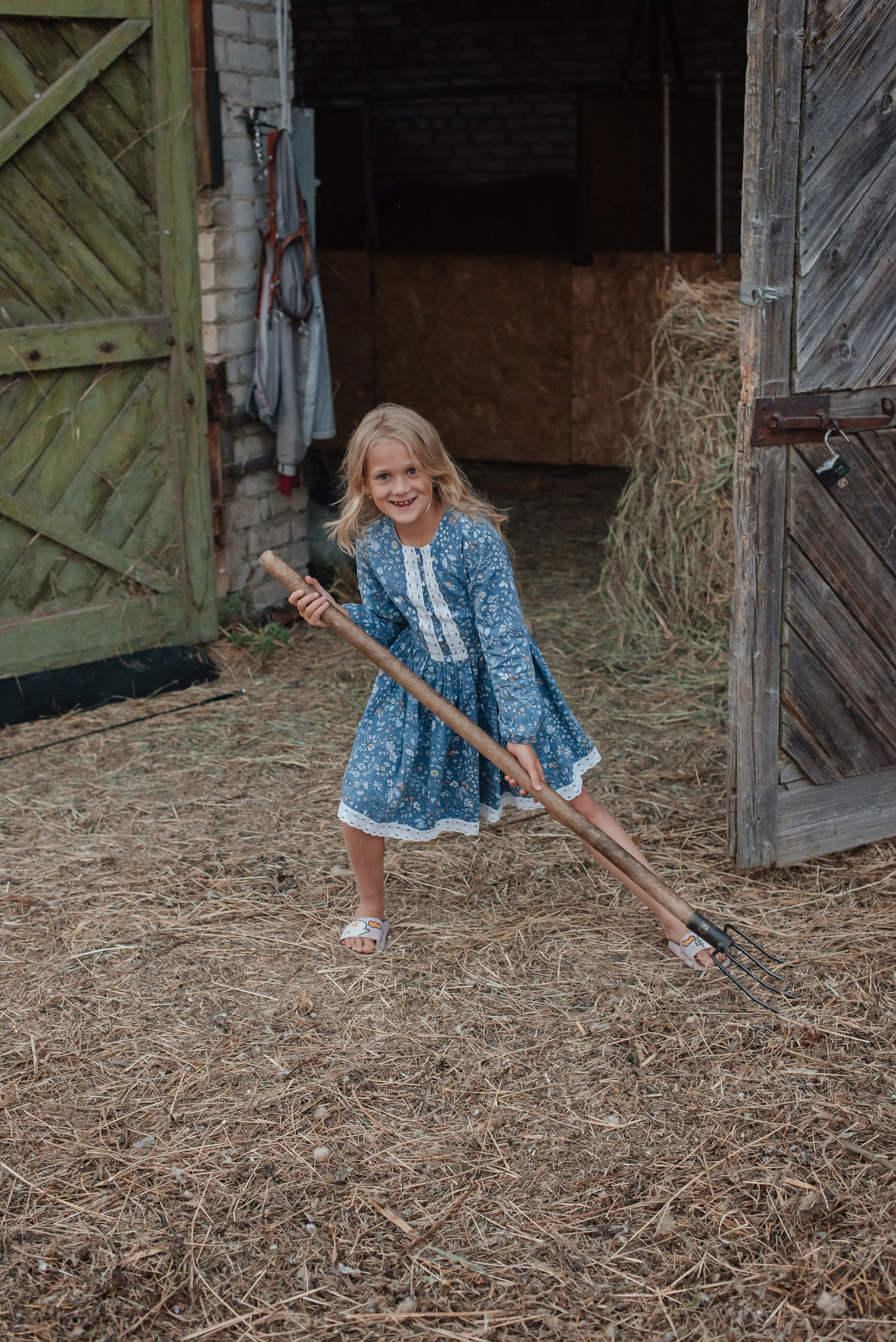 Яна с лошадью. Детский и семейный фотограф выпускной альбом Приморско-Ахтарск