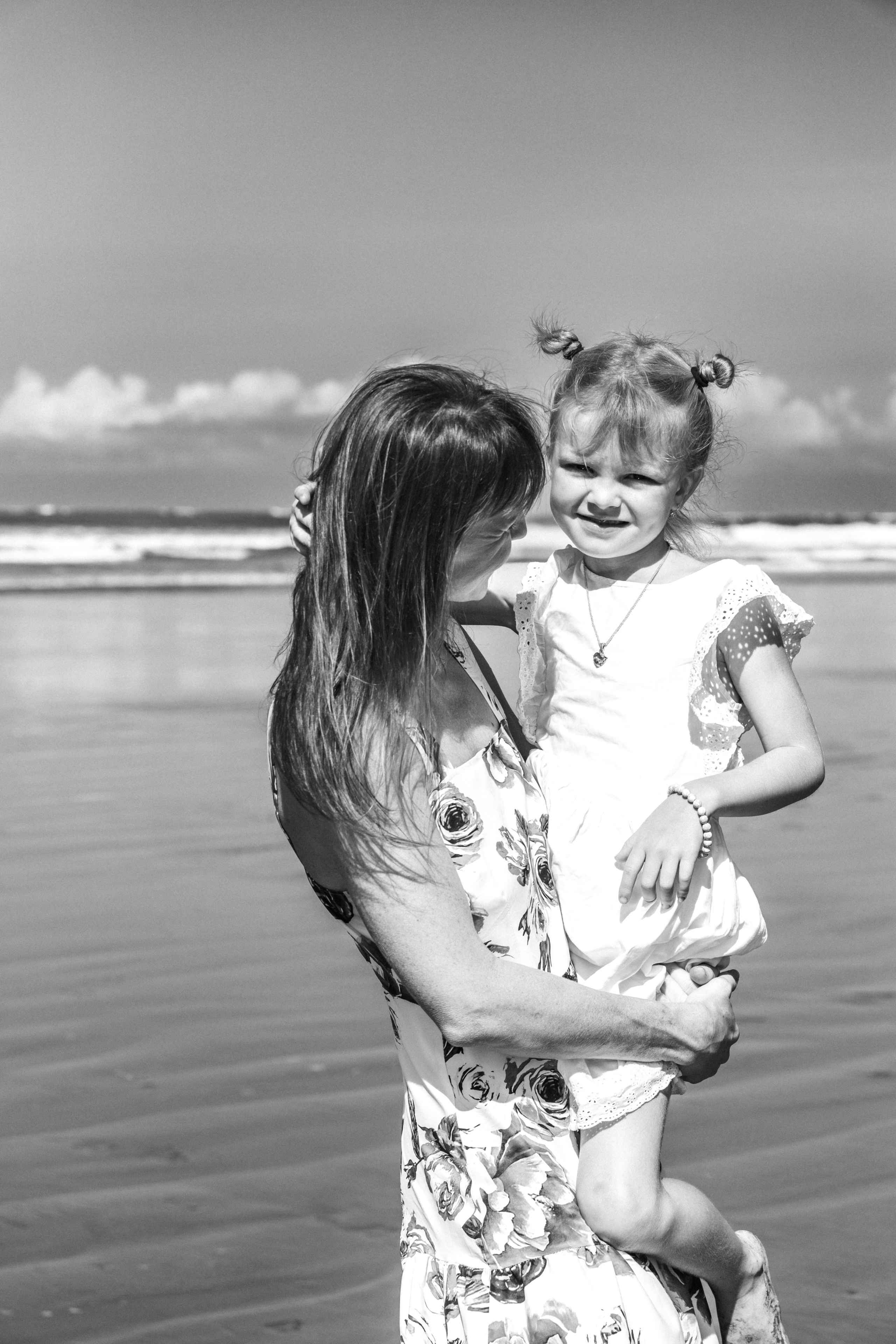 Ocean moments with mother and daughter. Family, portrait, content photo in Costa Rica Evgeniya Besprozvannykh