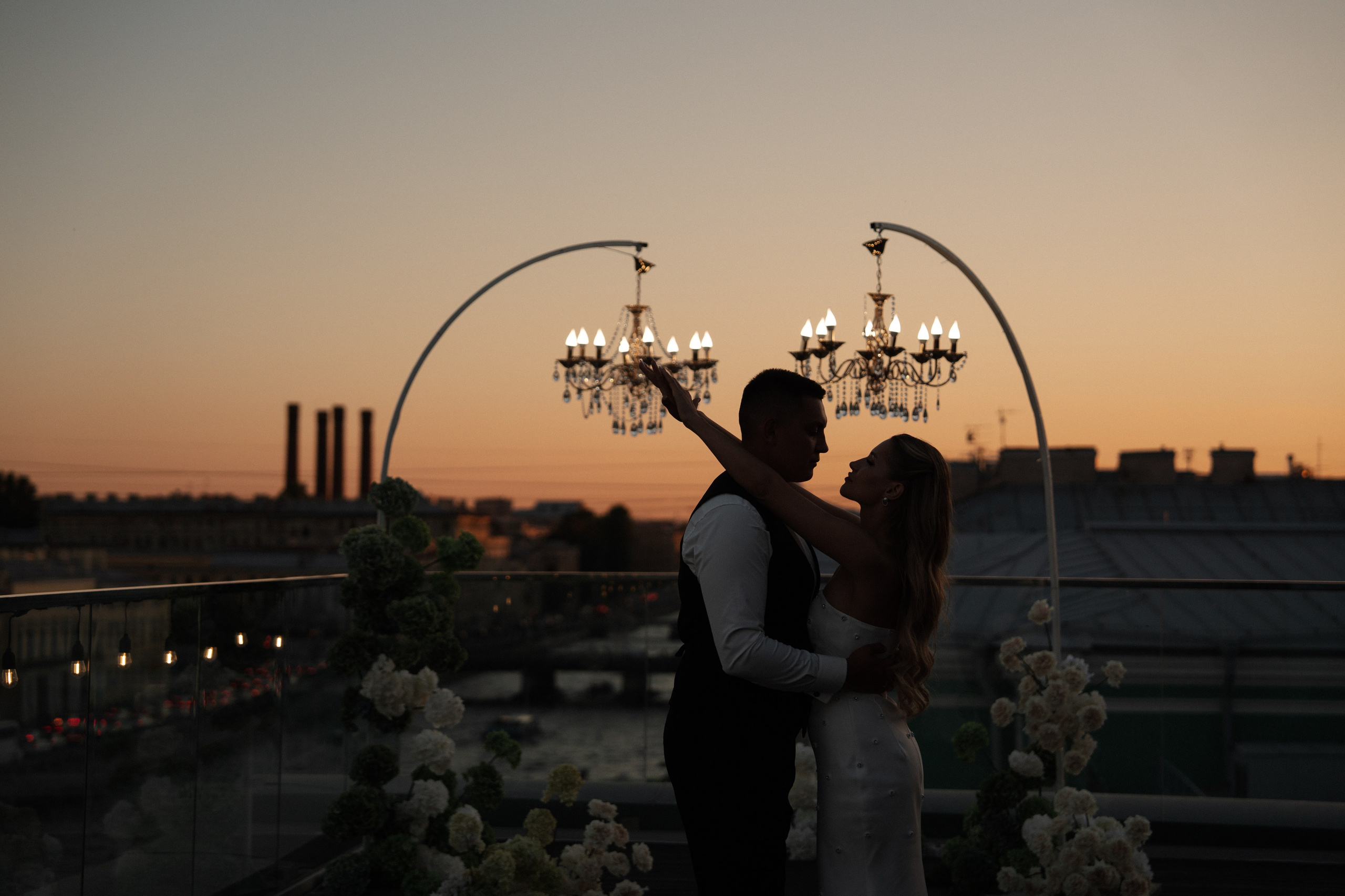 Виктория & Роман. Камерная городская свадьба в видовом ресторане в стиле современная классика. Свадебный фотограф организатор в Санкт-Петербурге Ассоль Опарина