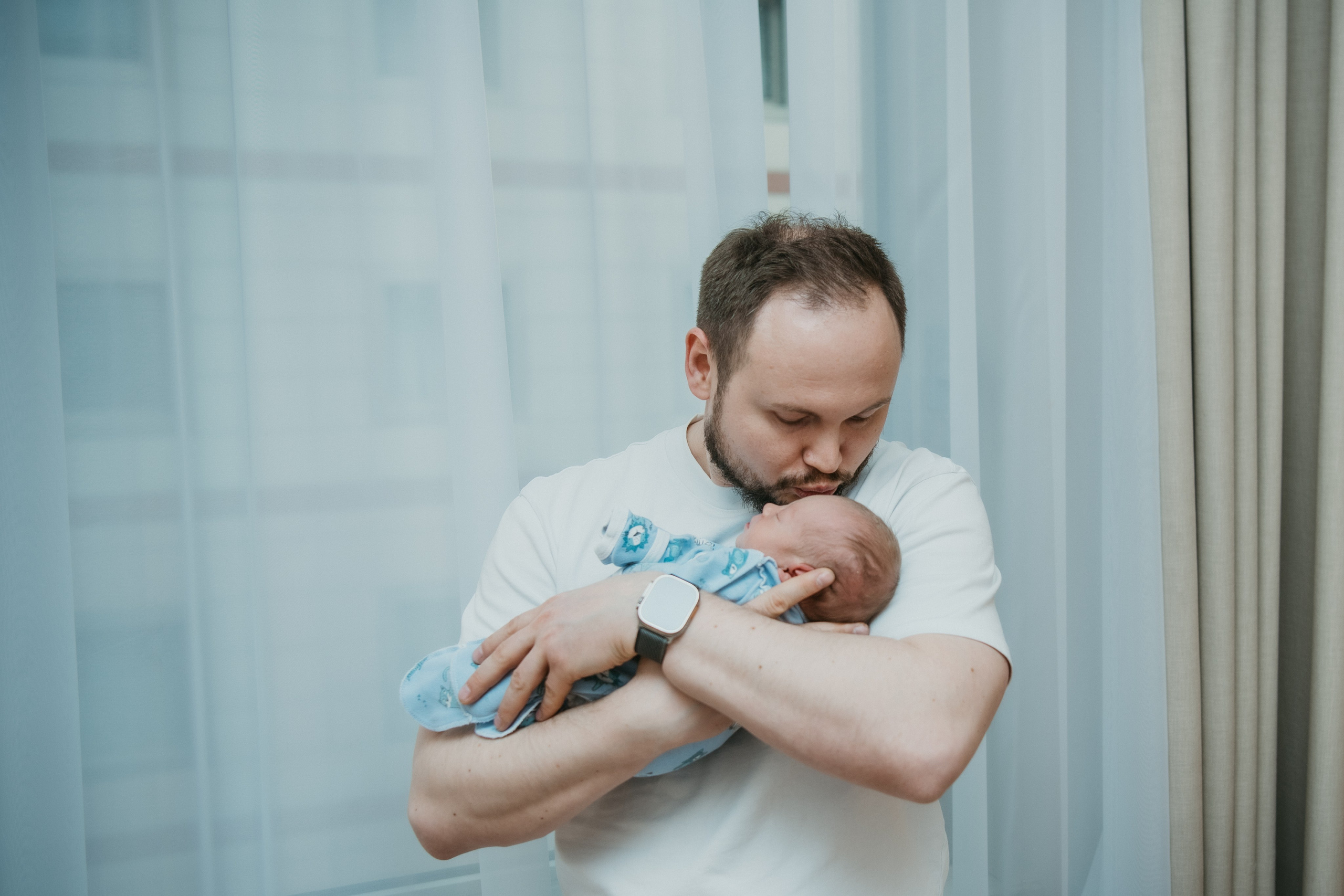 Выписка малышки. Мать и дитя на Севастопольском. Фотограф на выписку из роддома в Москве и МО
