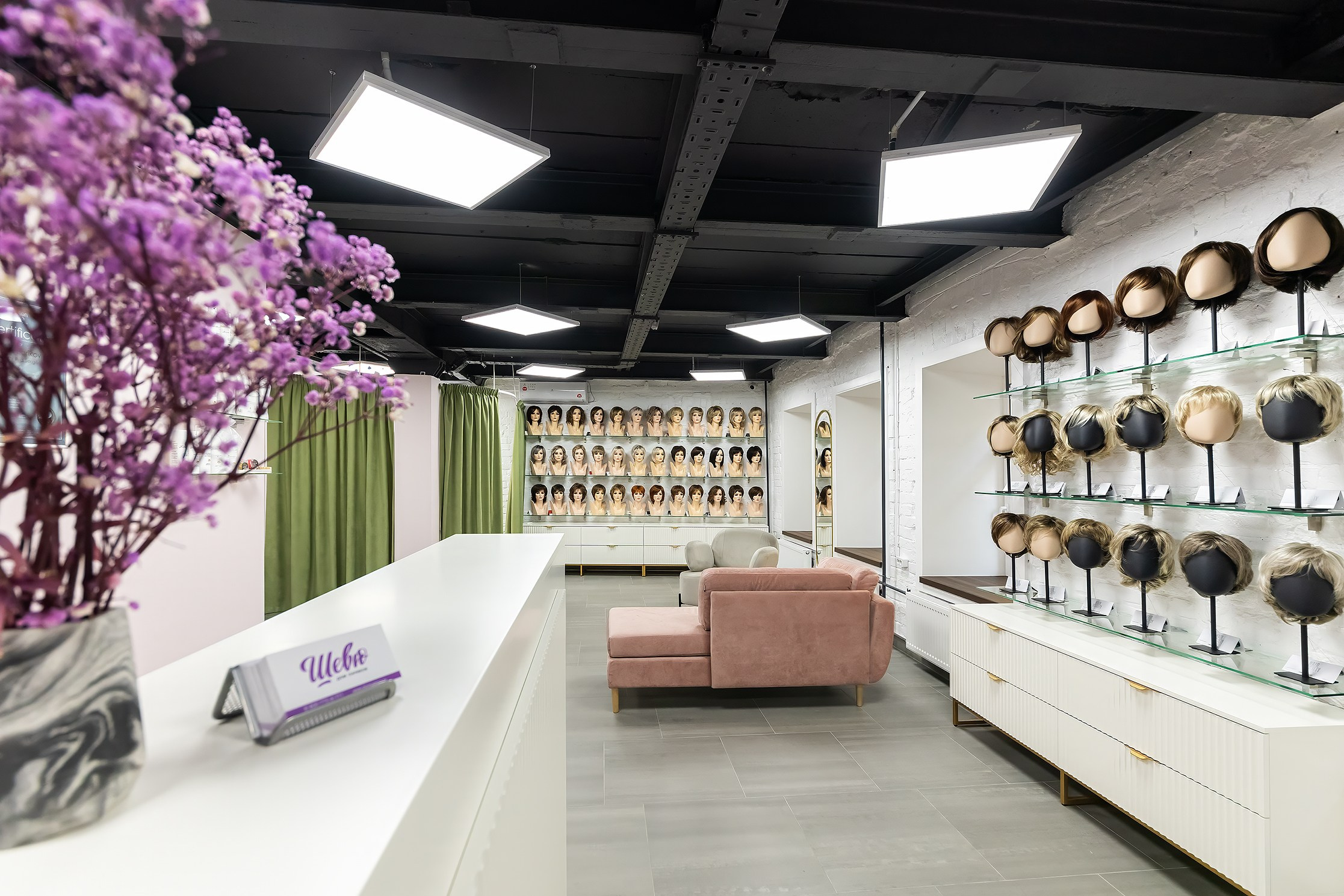 Дом париков. Фотосъемка интерьеров салона париков Шевю. Профессиональный Фотограф в Москве Андрей Славнов