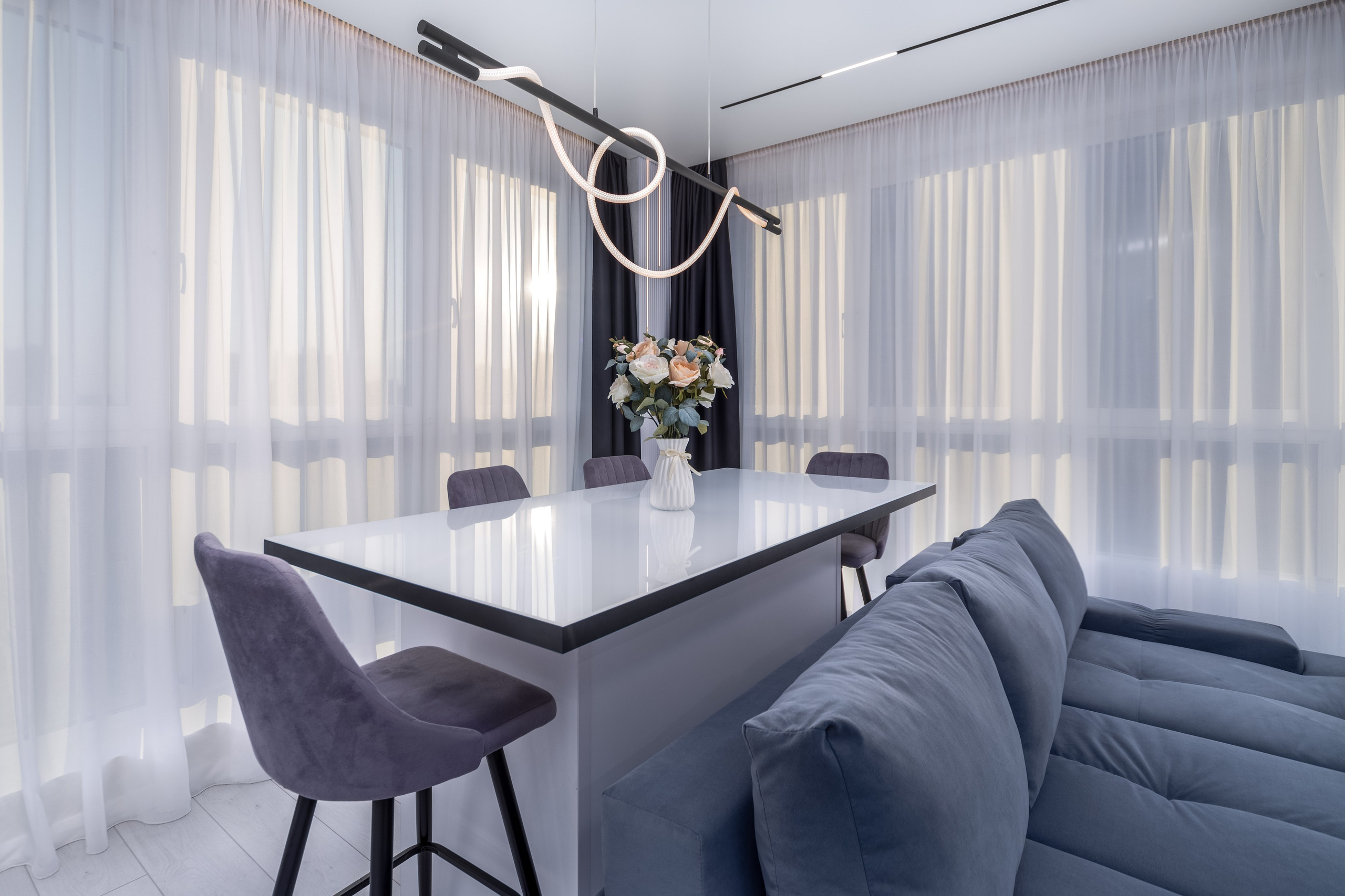 Интерьер зоны приема пищи в трехкомнатной квартире в ЖК Минск Мир