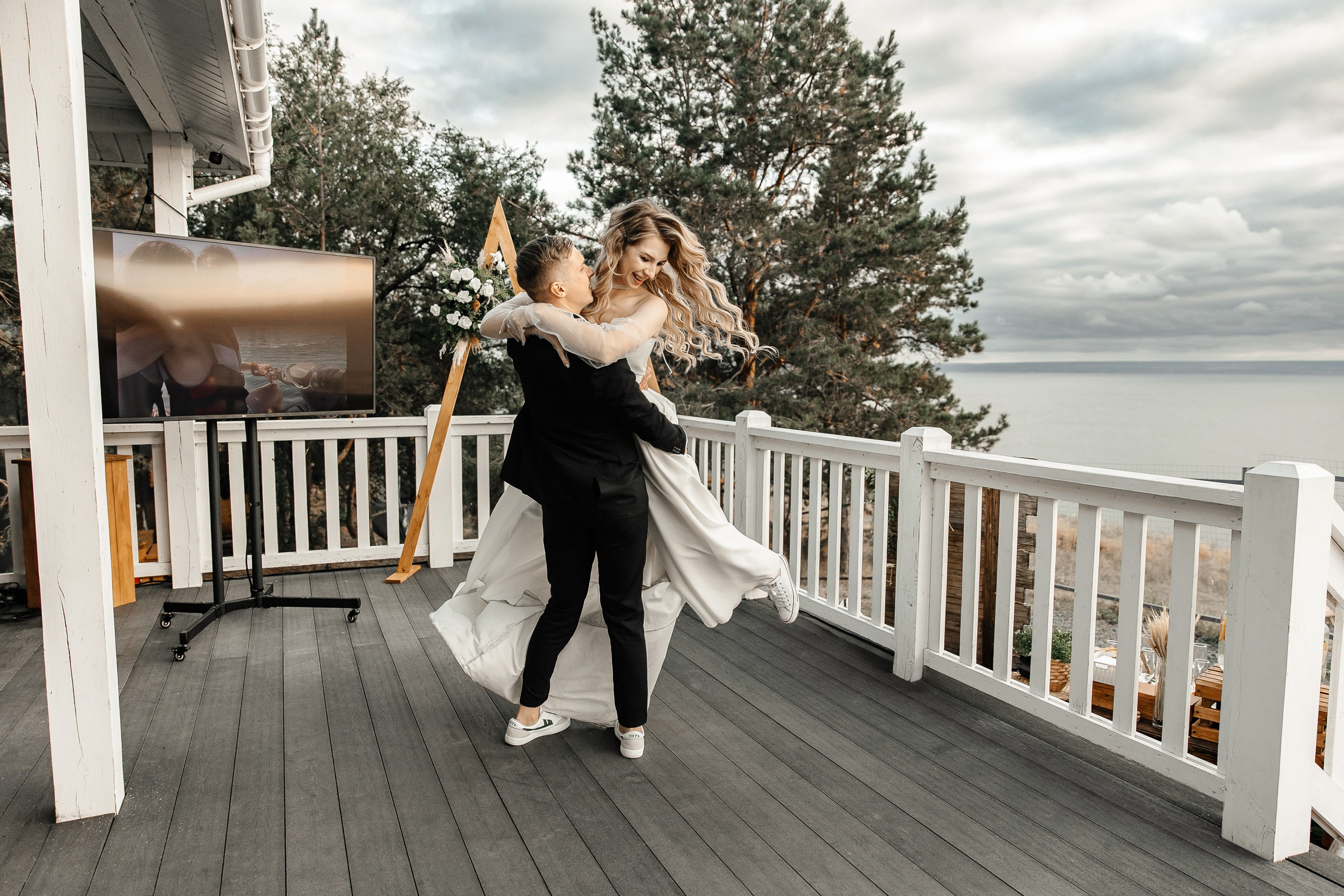 Здравствуйте! Я&nbsp;свадебный фотограф из&nbsp;Ульяновска, работаю в&nbsp;том числе по&nbsp;всей России и&nbsp;с&nbsp;выездом за&nbsp;границу. Снимаю свадьбы, lovestory, корпоративы, светский репортаж. Провожу обучение по&nbsp;фотографии, мастер-классы и&nbsp;воркшопы для других фотографов.