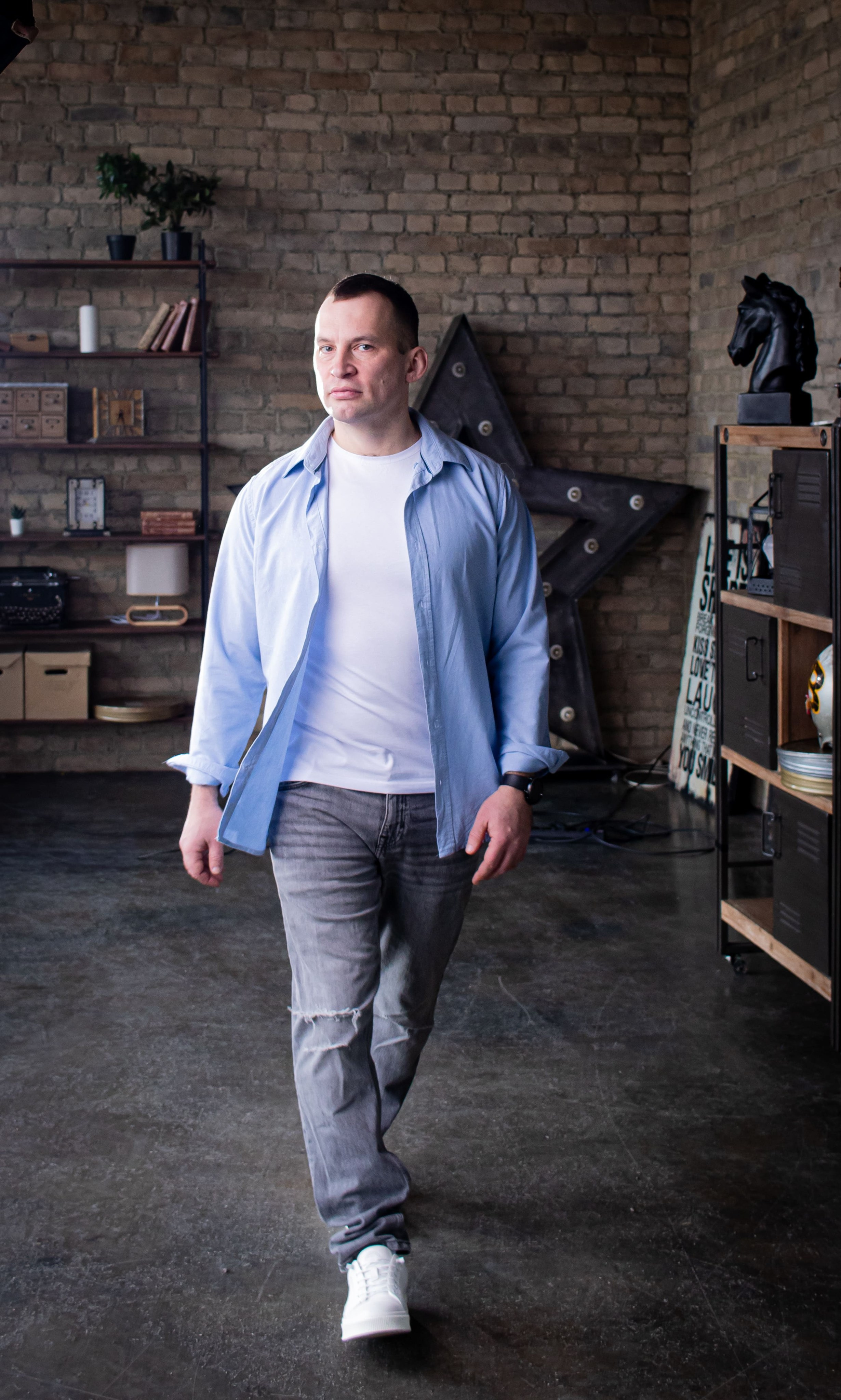 Мужская фотосессия в движении в студии, повседневный образ, Красногорск, фотограф Карасёва Елена