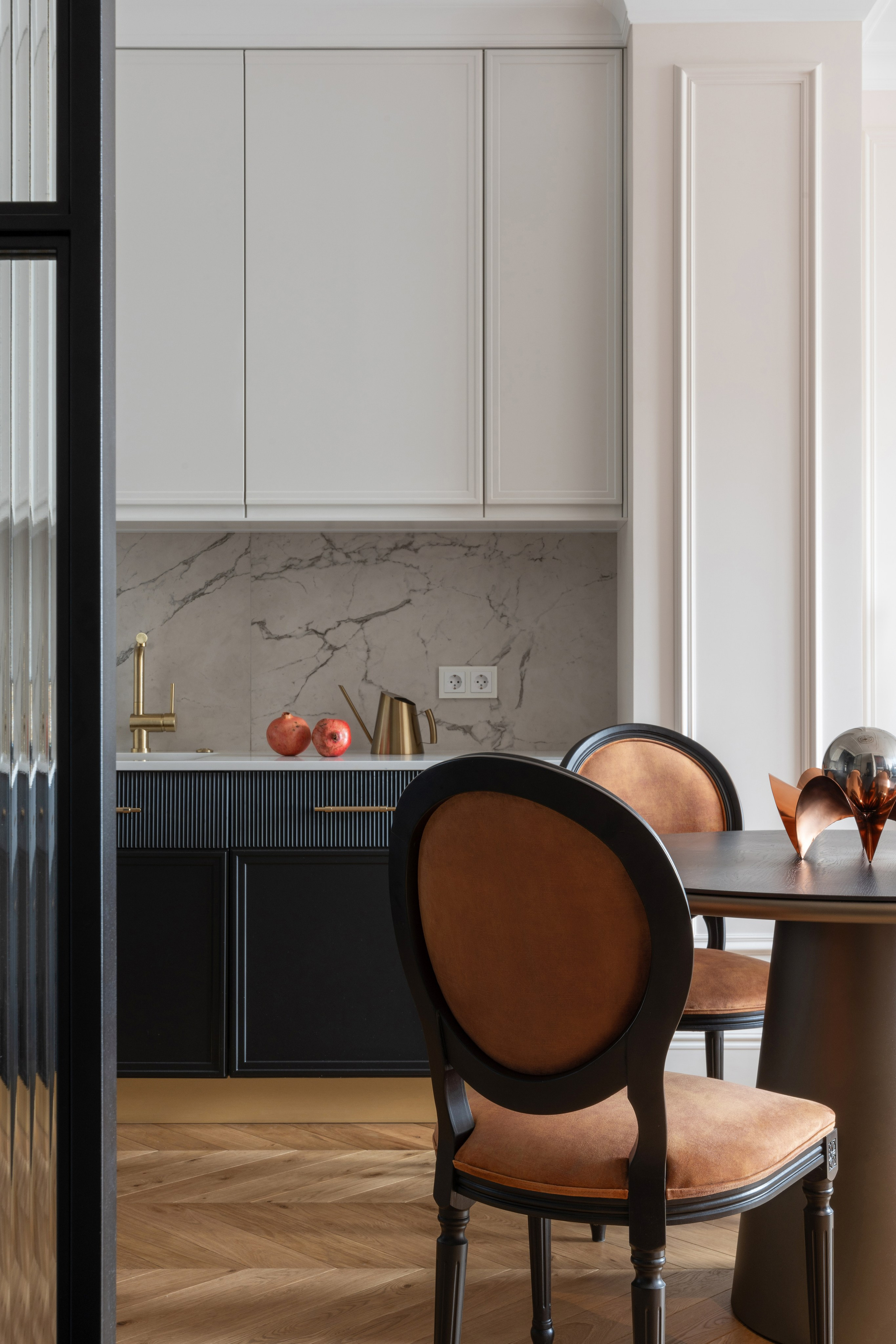 Дизайн небольшой контрастной кухни в квартире в неоклассическом стиле