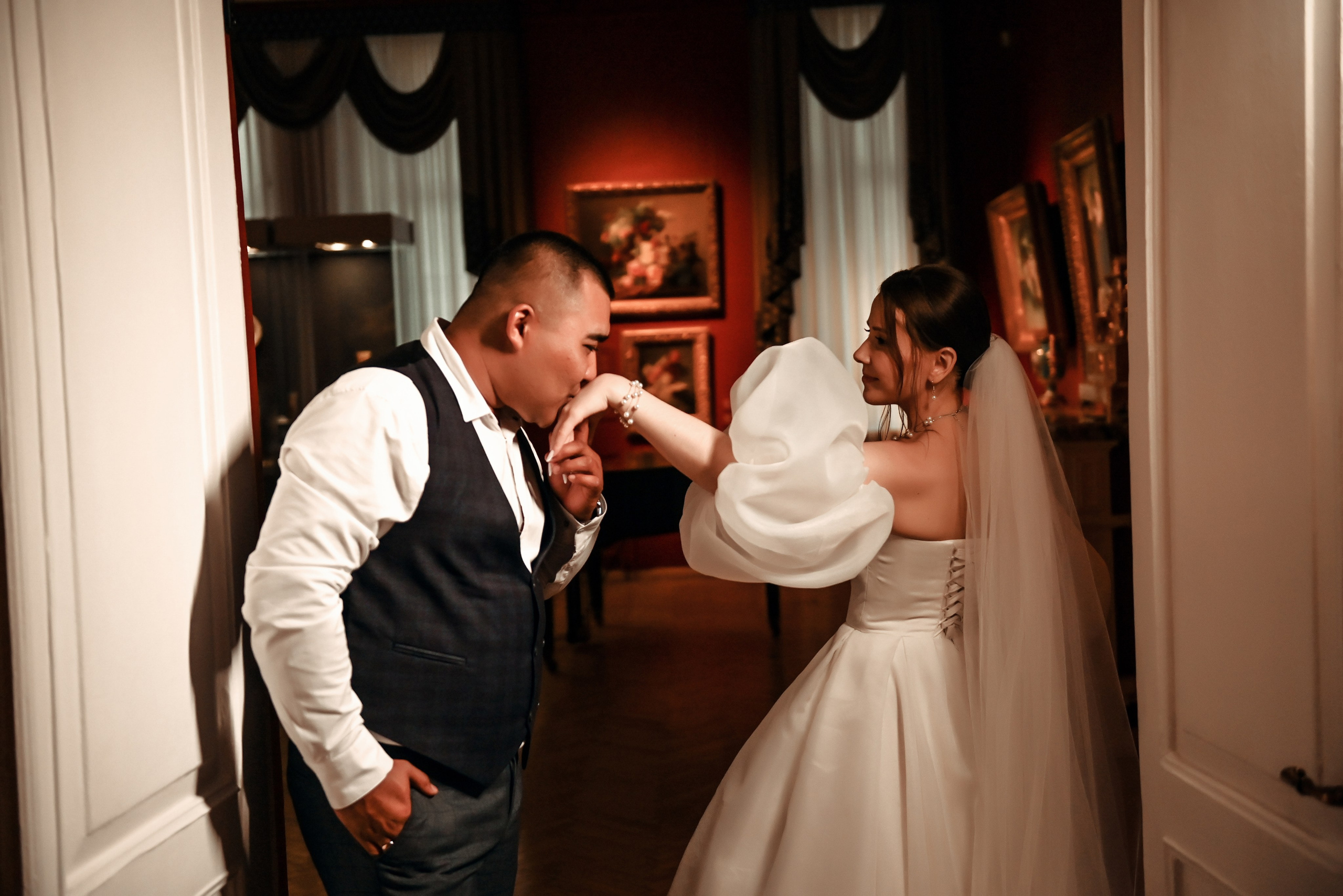 Небольшая свадебная серия в музее и прогулкой под дождем Эльмиры и Ризата. Свадебный, семейный, детский, контент фотограф в Омске Максим Ильин