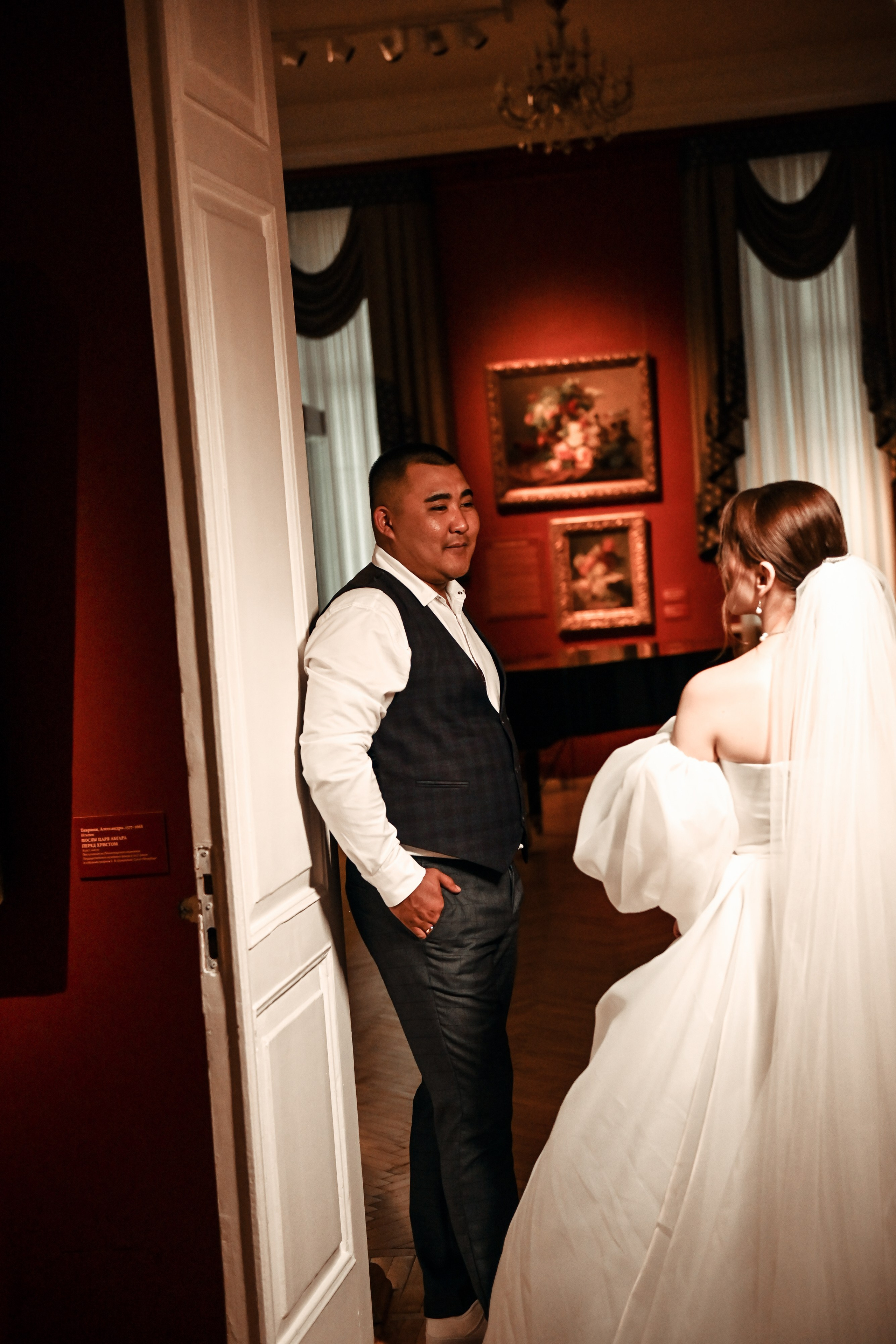 Небольшая свадебная серия в музее и прогулкой под дождем Эльмиры и Ризата. Свадебный, семейный, детский, контент фотограф в Омске Максим Ильин