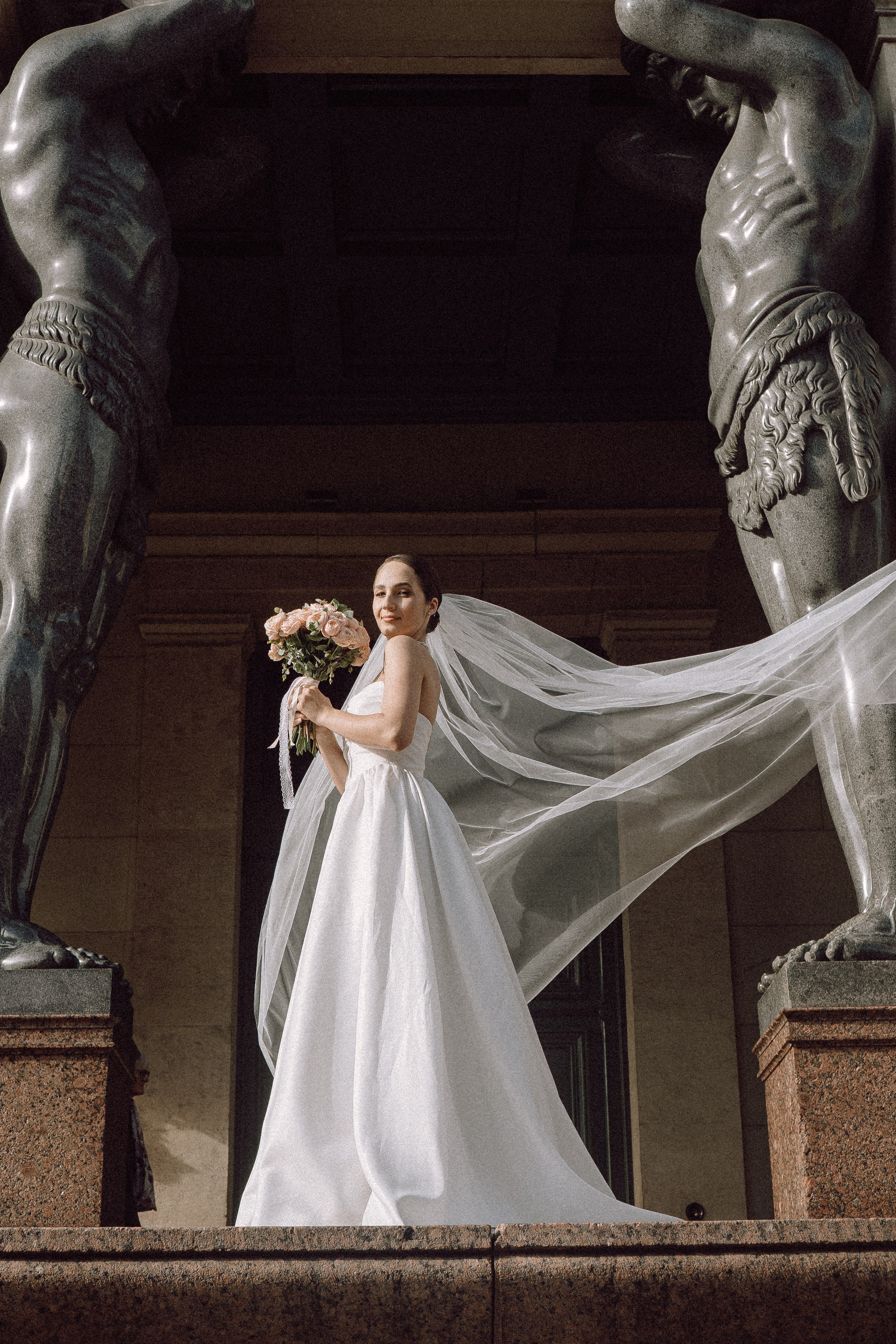 СВАДЕБНАЯ ПРОГУЛКА В САНТК-ПЕТЕРБУРГЕ (ИСАКИЕВСКИЙ СОБОР, ЗИМНЯЯ КАНАВКА, ЭРМИТАЖ И БОЛЬШАЯ МОРСКАЯ УЛИЦА). Профессиональный фотограф, Санкт-Петербург — Виктория Богомолова