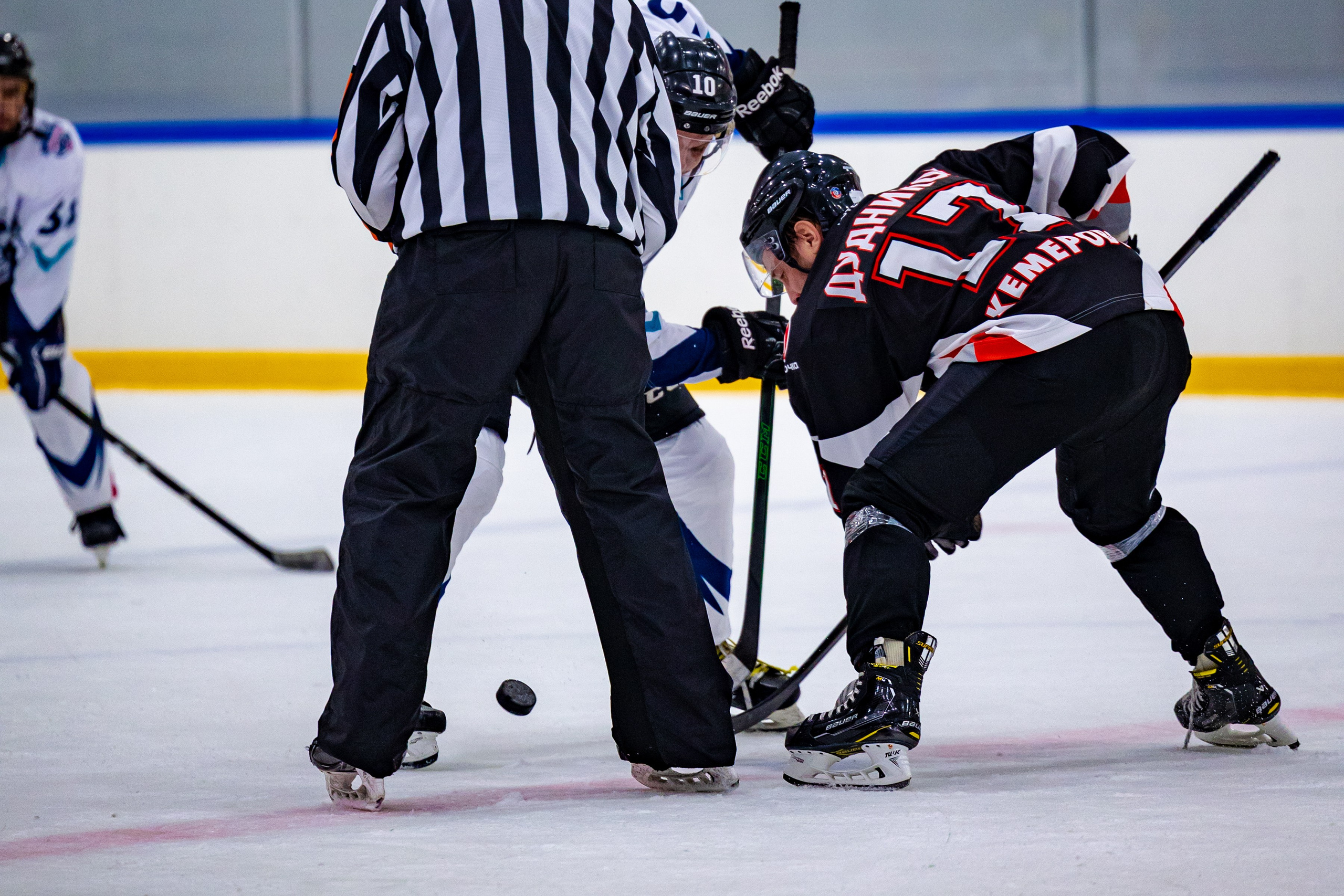 «Стадион Химик» г. Кемерово::ЛСК «Сосновый» Ночная хоккейная лига хоккеисты сбрасывание Спартак Конкорд