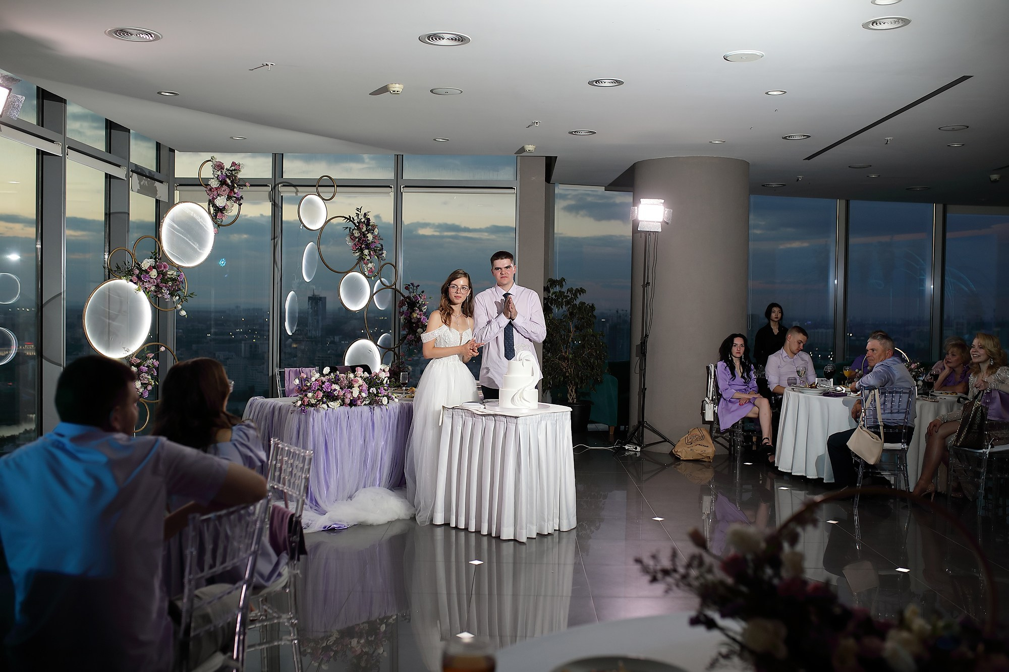 молодожены режут торт