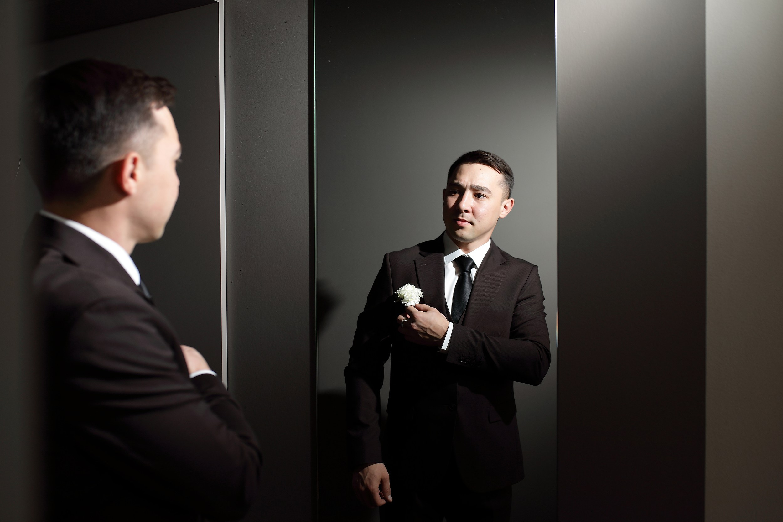 жених отражение в зеркале