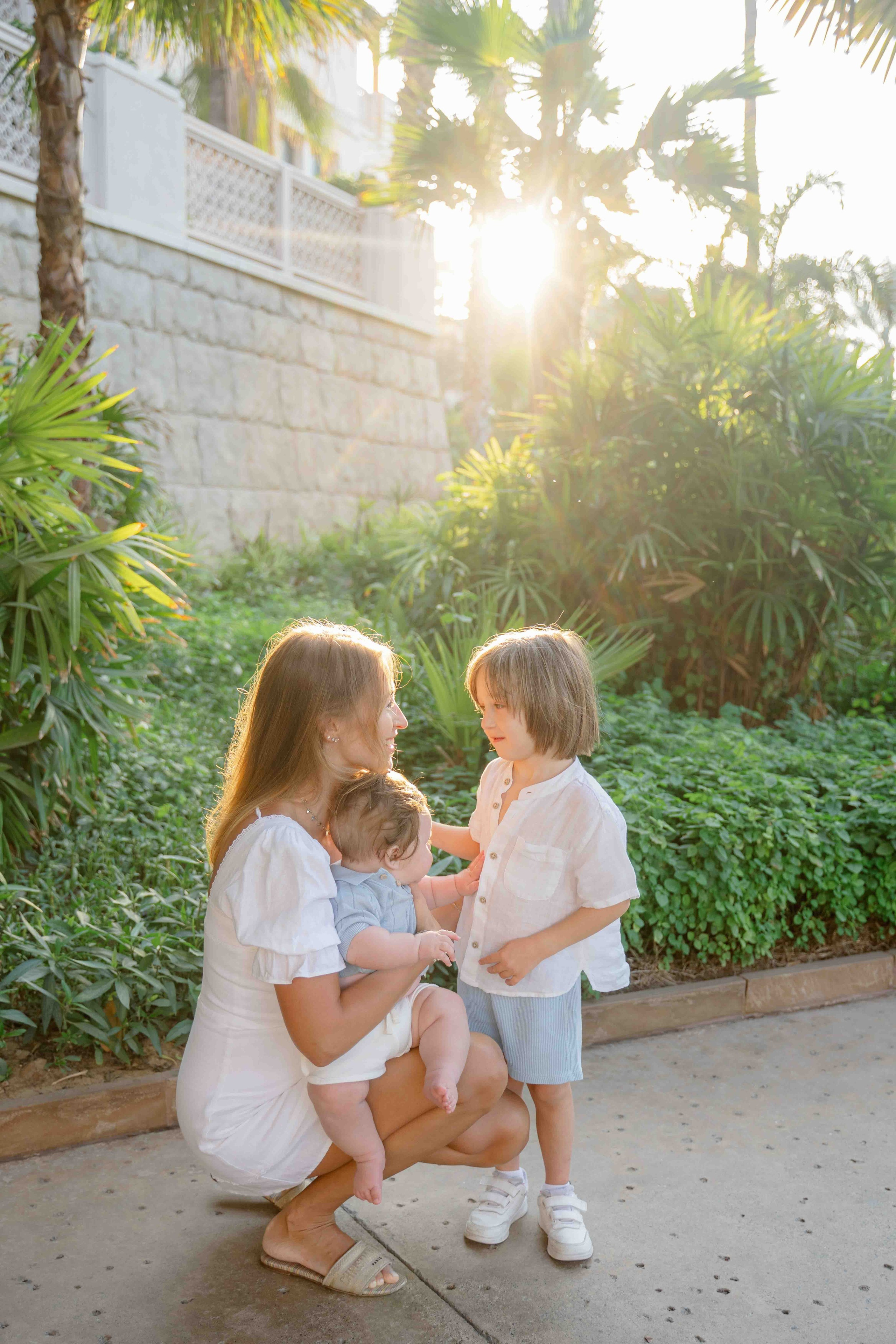 Фотосессия большой семьи в светлых тонах в зелени. Фотограф и видеограф в Москве и Абу Даби Мария Кулагина