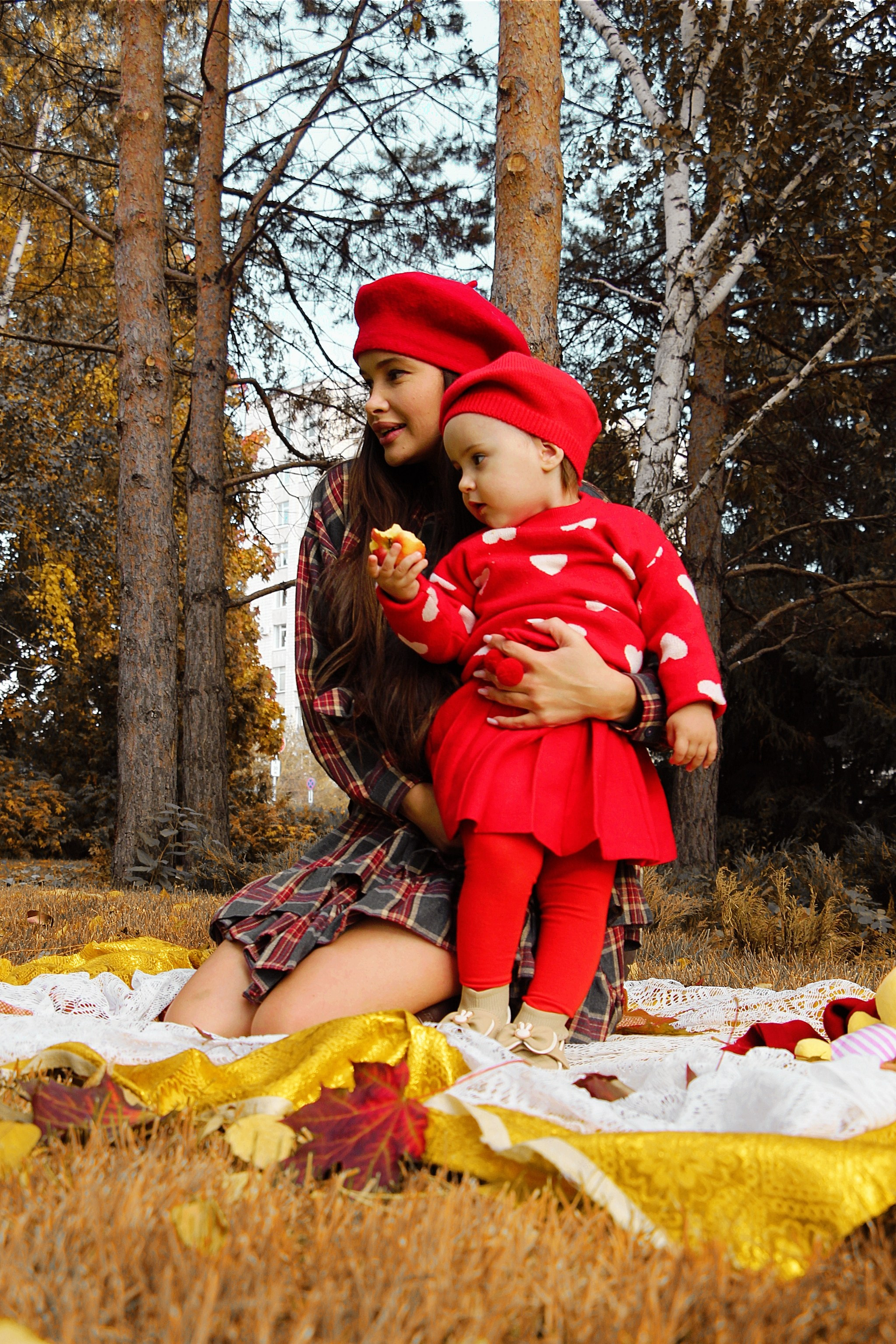 Альмира с дочкой и корги на осенней прогулке…. Творческая, семейная Фотосъемка ДоброДарова Елена Омск