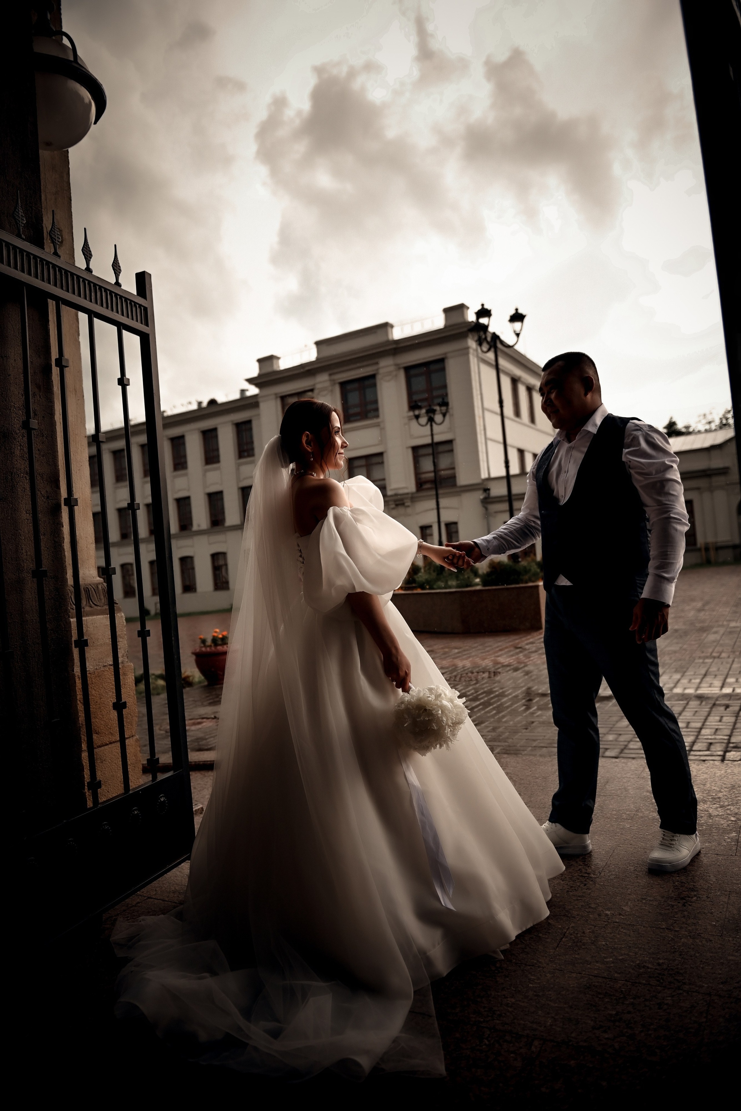 Небольшая свадебная серия в музее и прогулкой под дождем Эльмиры и Ризата. Свадебный, семейный, детский, контент фотограф в Омске Максим Ильин