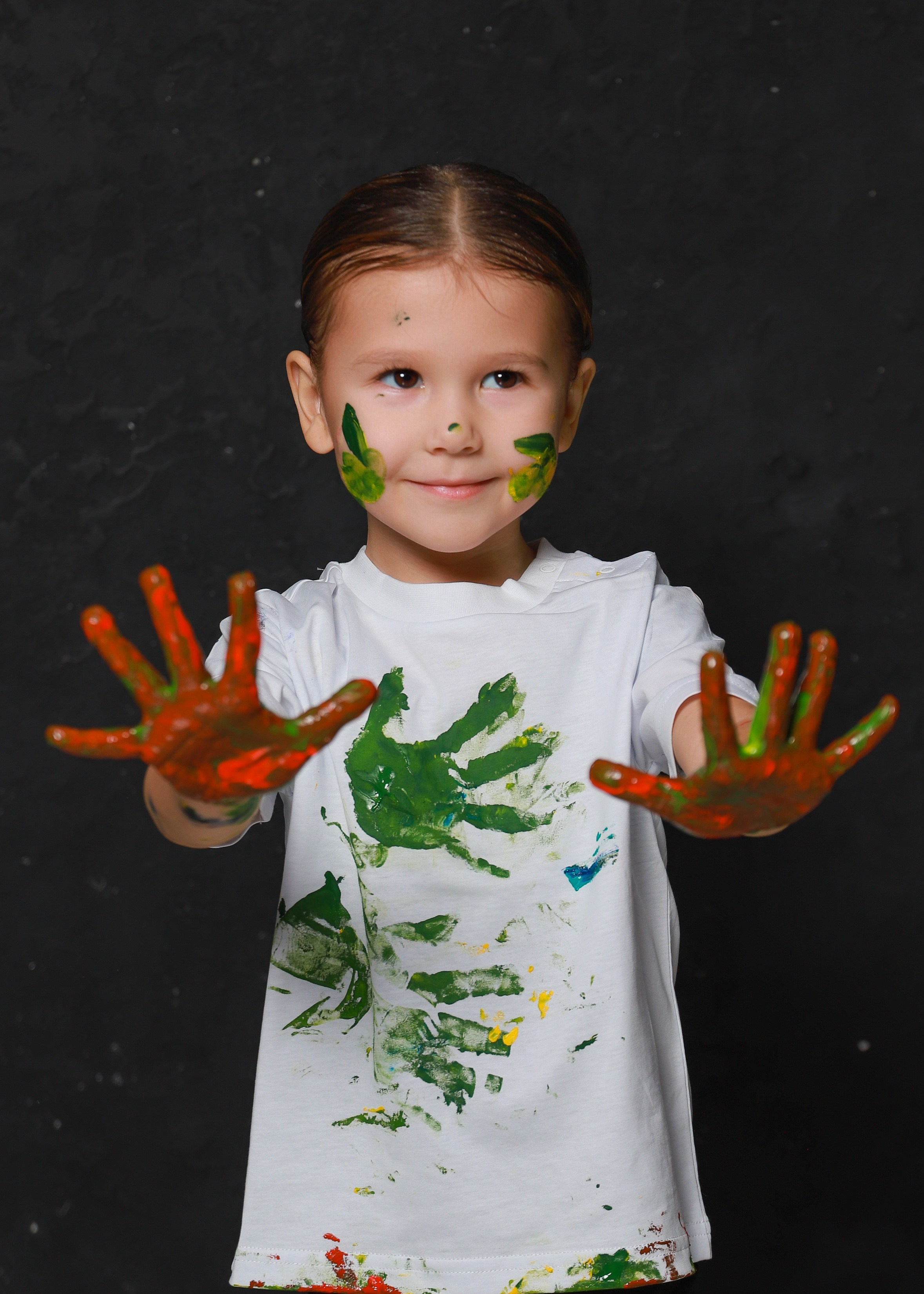 Младшие с красками. Фотограф Юлия Мальцева