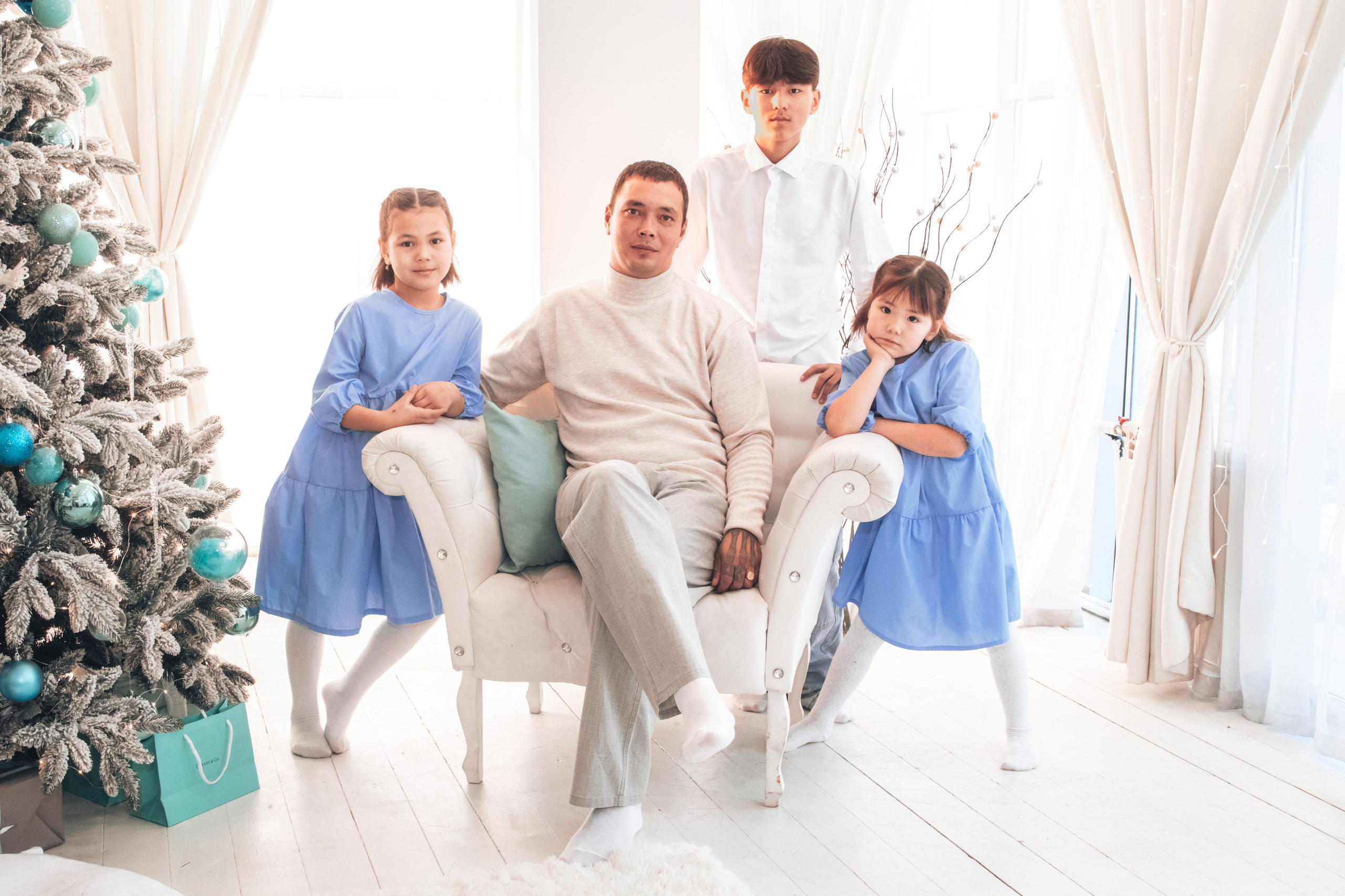 Съёмка прекрасной семьи в зале Лайт. PhotoMeet — Фотограф в Улан-Удэ