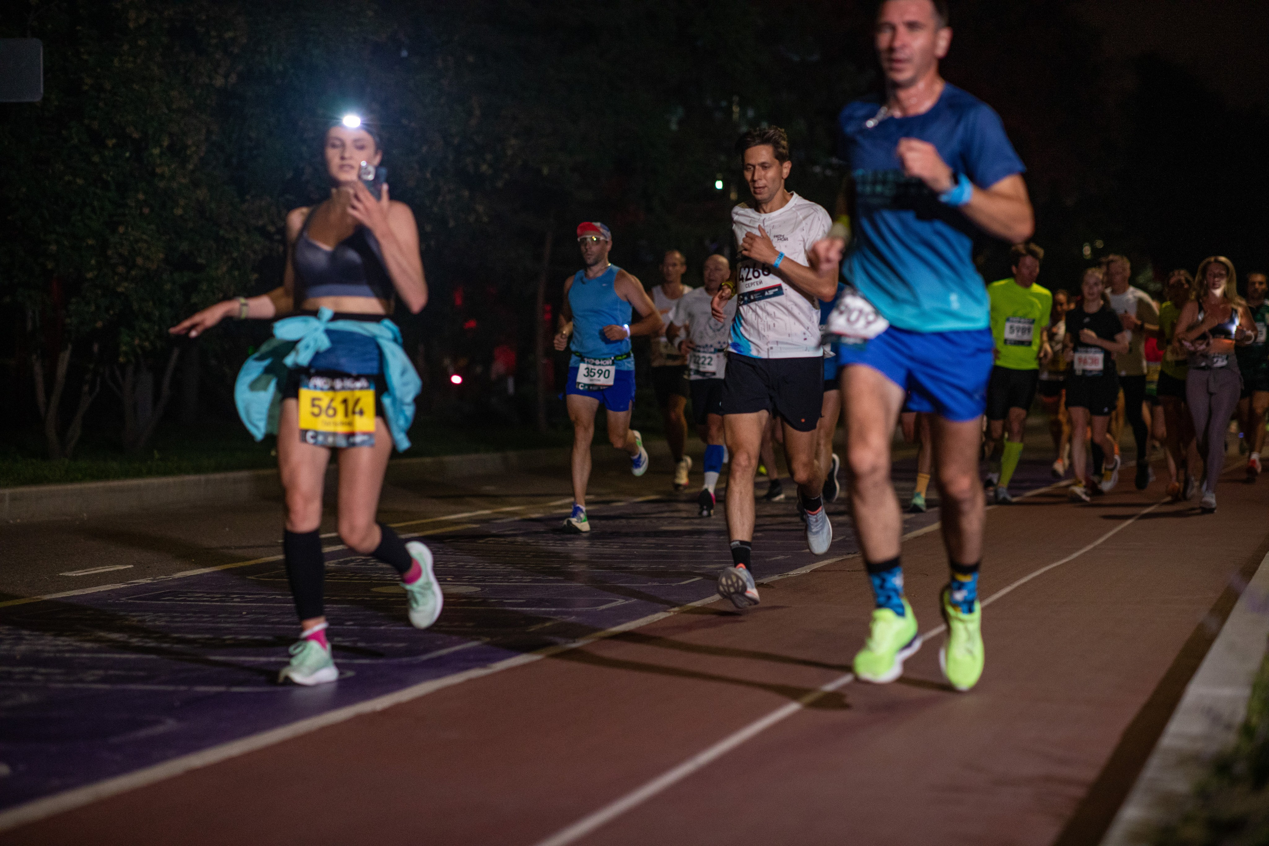 Ночной забег в ленте фотографий бегунов 03.08.24. Фотограф Сергей Ловкий