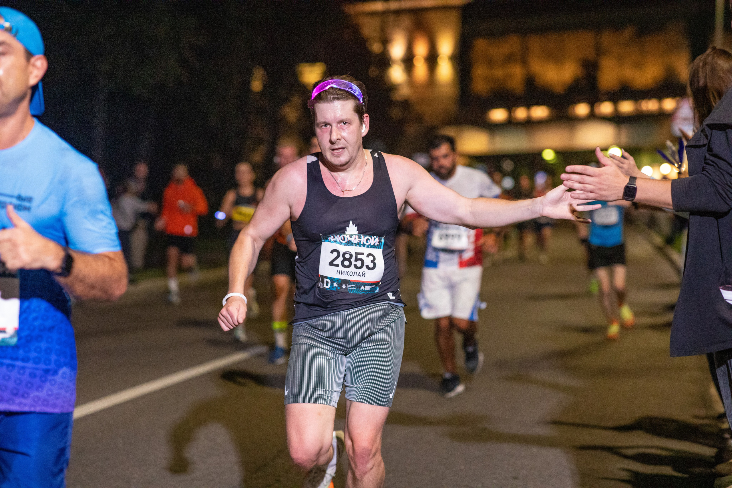 Ночной забег в ленте фотографий бегунов 03.08.24. Фотограф Сергей Ловкий