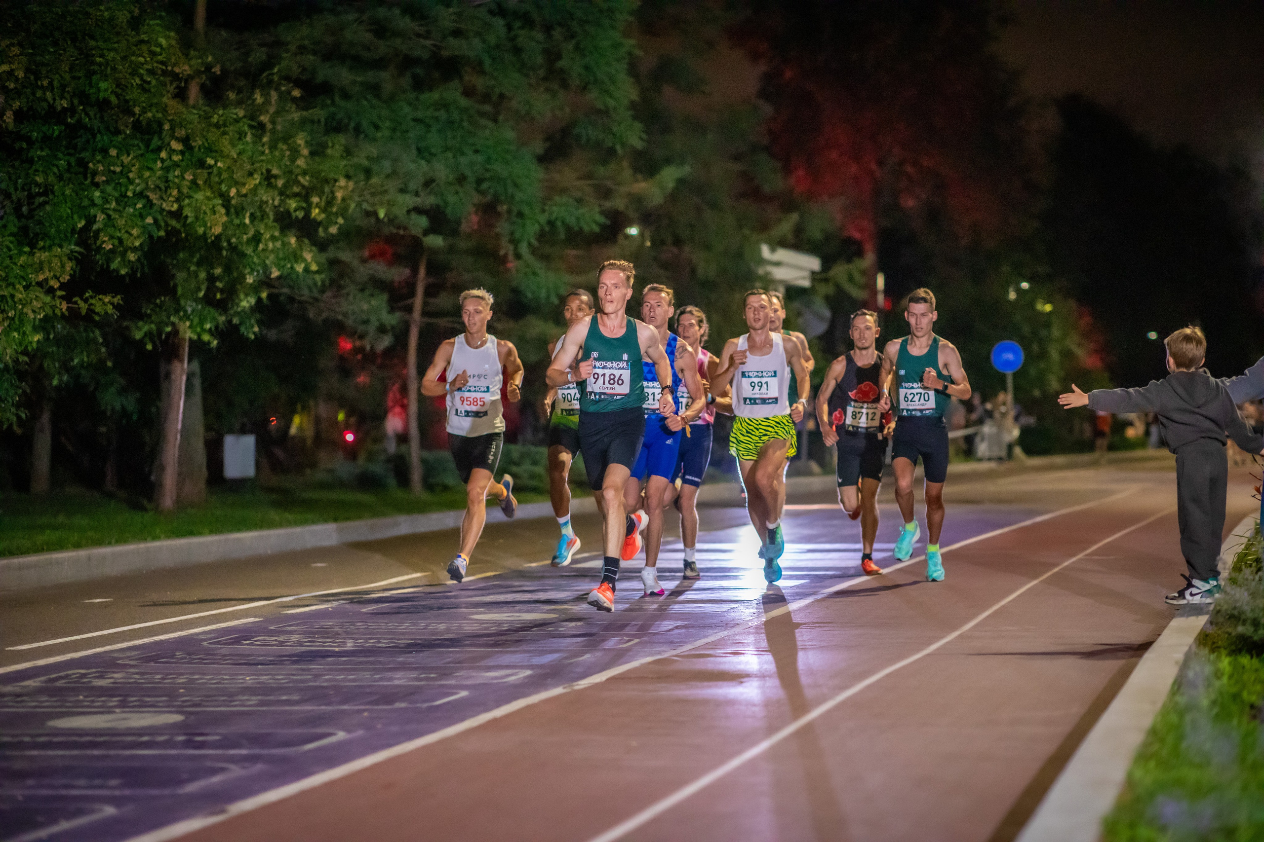 Ночной забег в ленте фотографий бегунов 03.08.24. Фотограф Сергей Ловкий