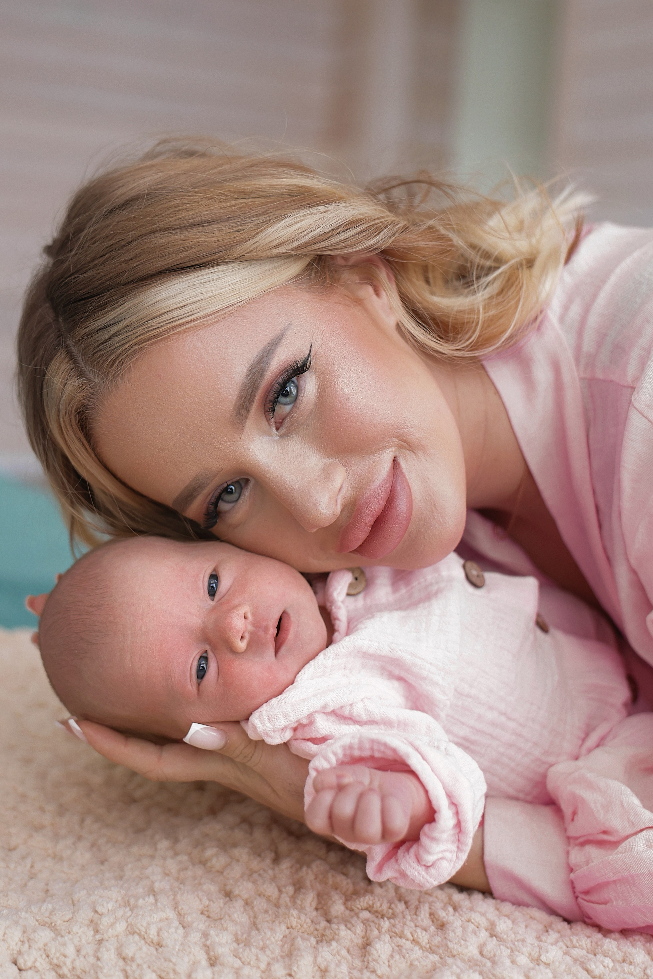 Съемка в стиле ньюборн с мамой. Фотосъемка выписки из роддома в Москве, заказать фотографа на выписку ньюборн съемка в роддоме newborn фотограф в Юдино