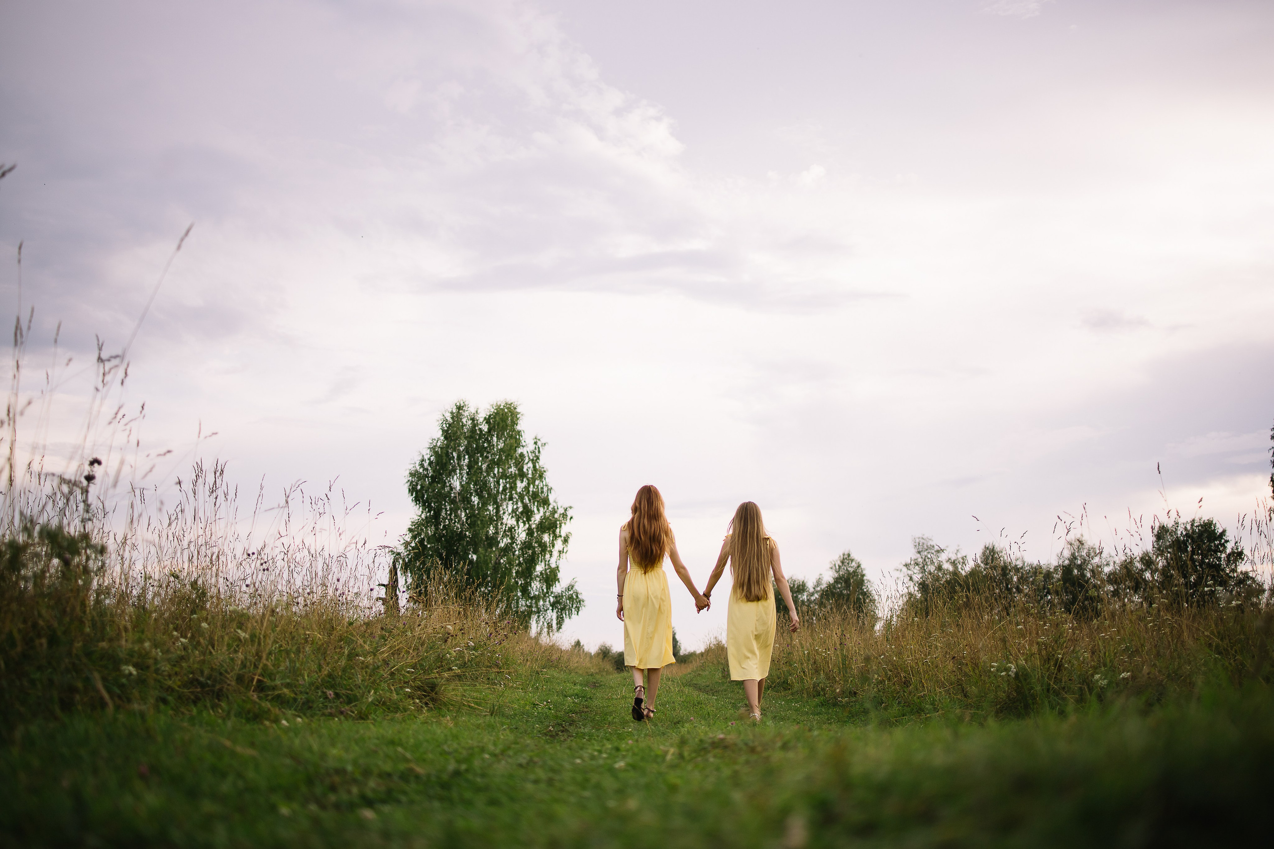 Фотосессия с сестрой загородом в поле. Семейный фотограф в Томске Максимова Екатерина