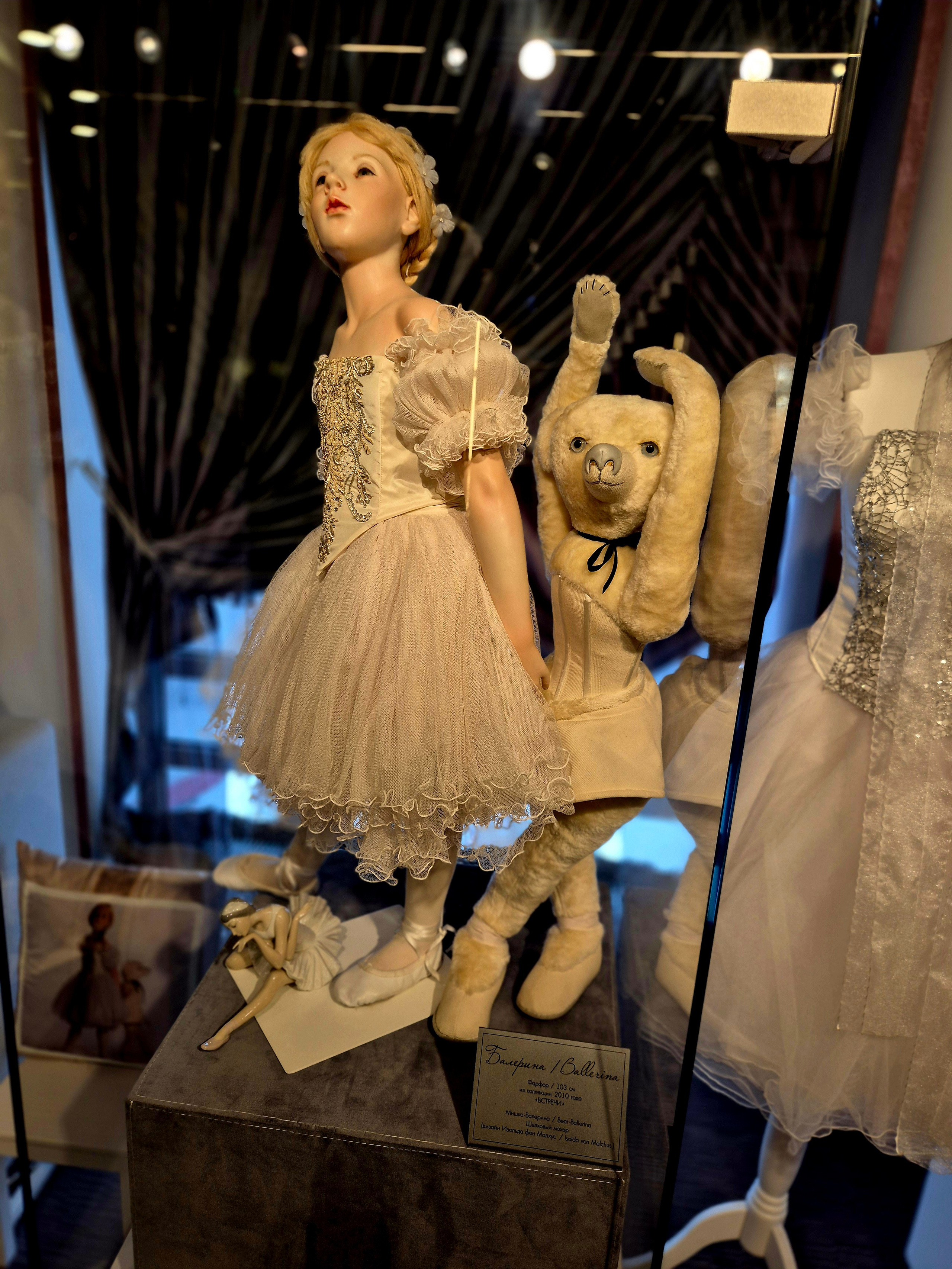 Символ музея - девочка-балерина. Все куклы от 80 см роста