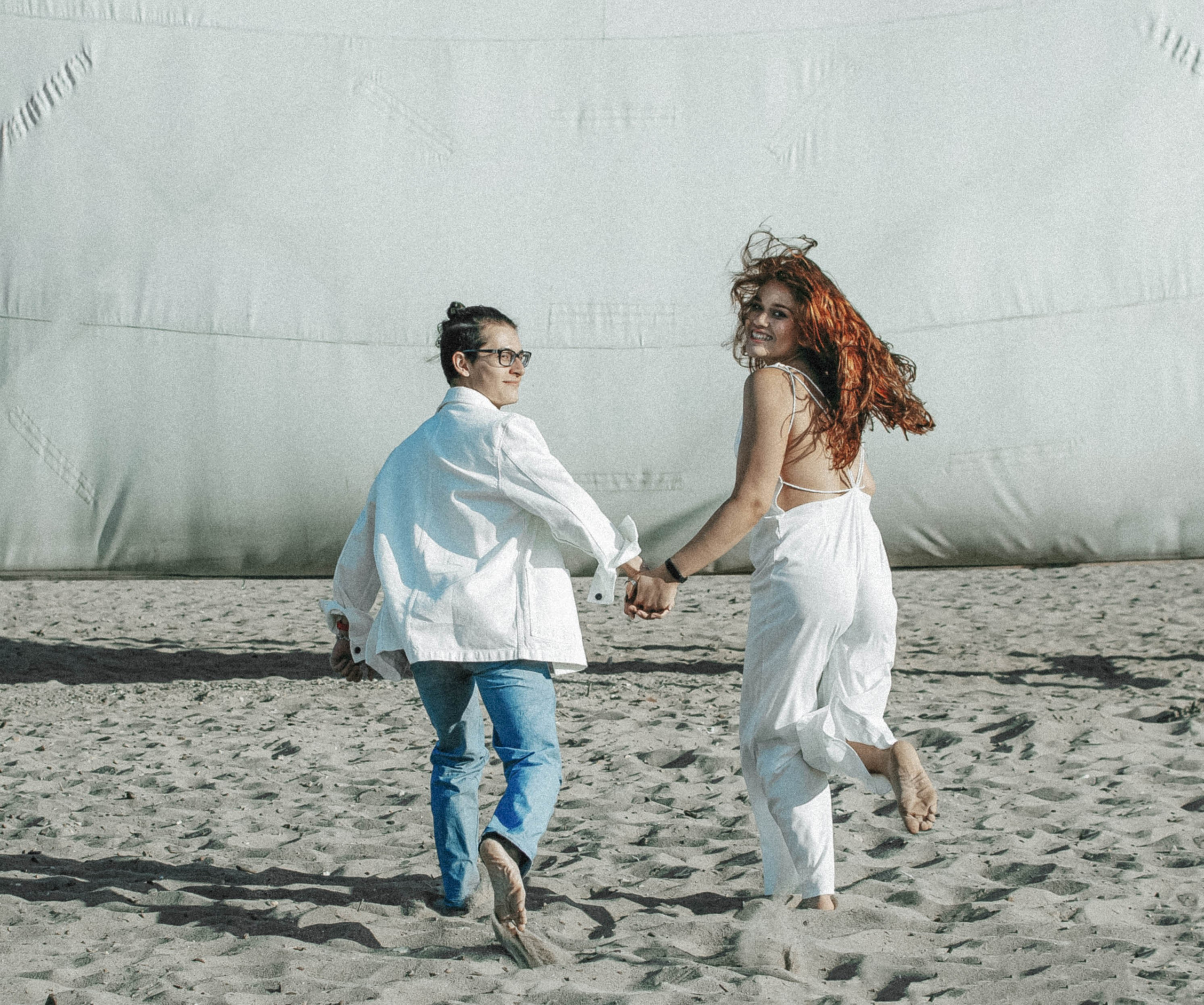 Фотосессия пары без наигранных поз, живая история отношений