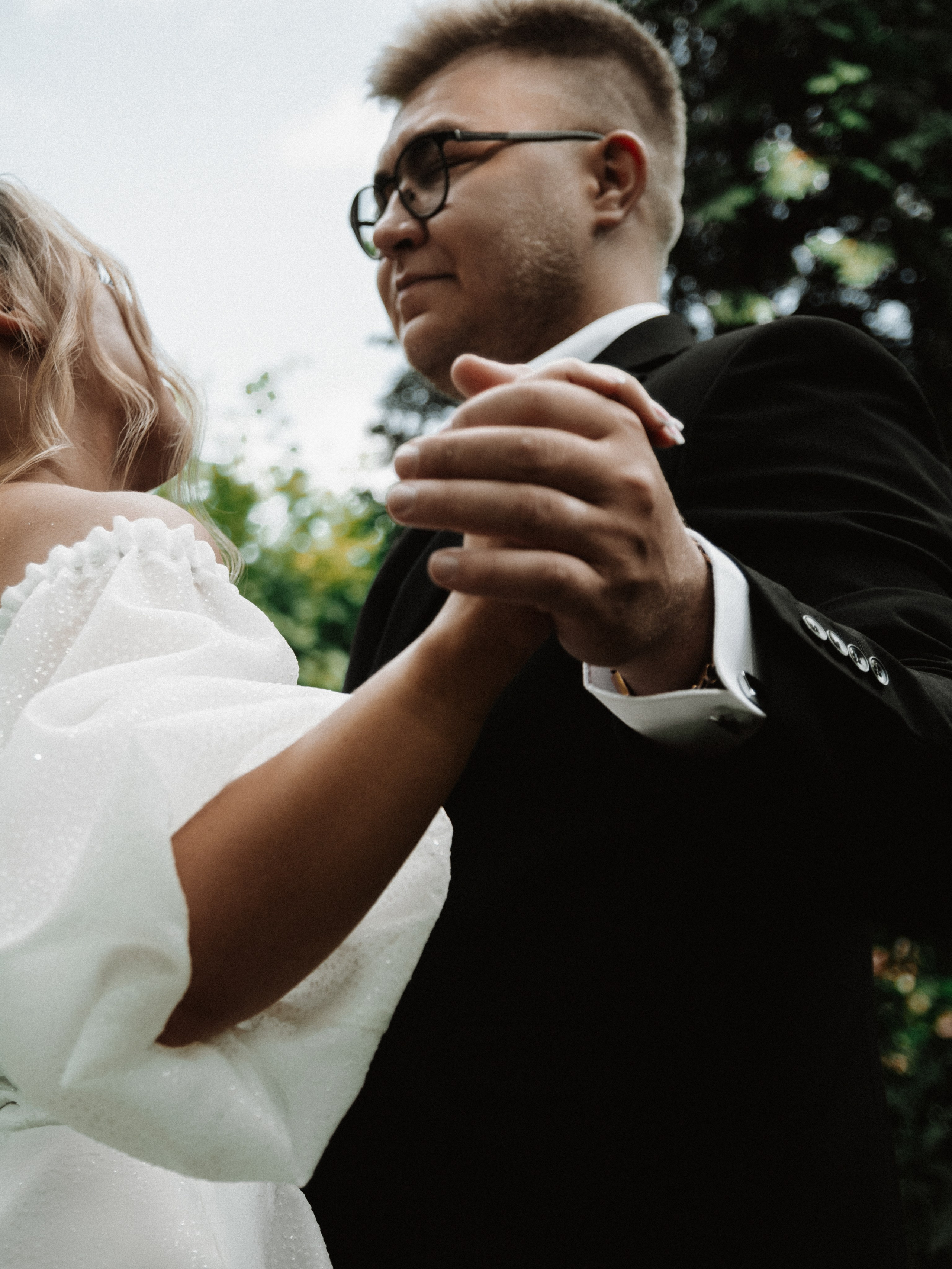 Свадебное фото в сосновом парке у Монумента Славы