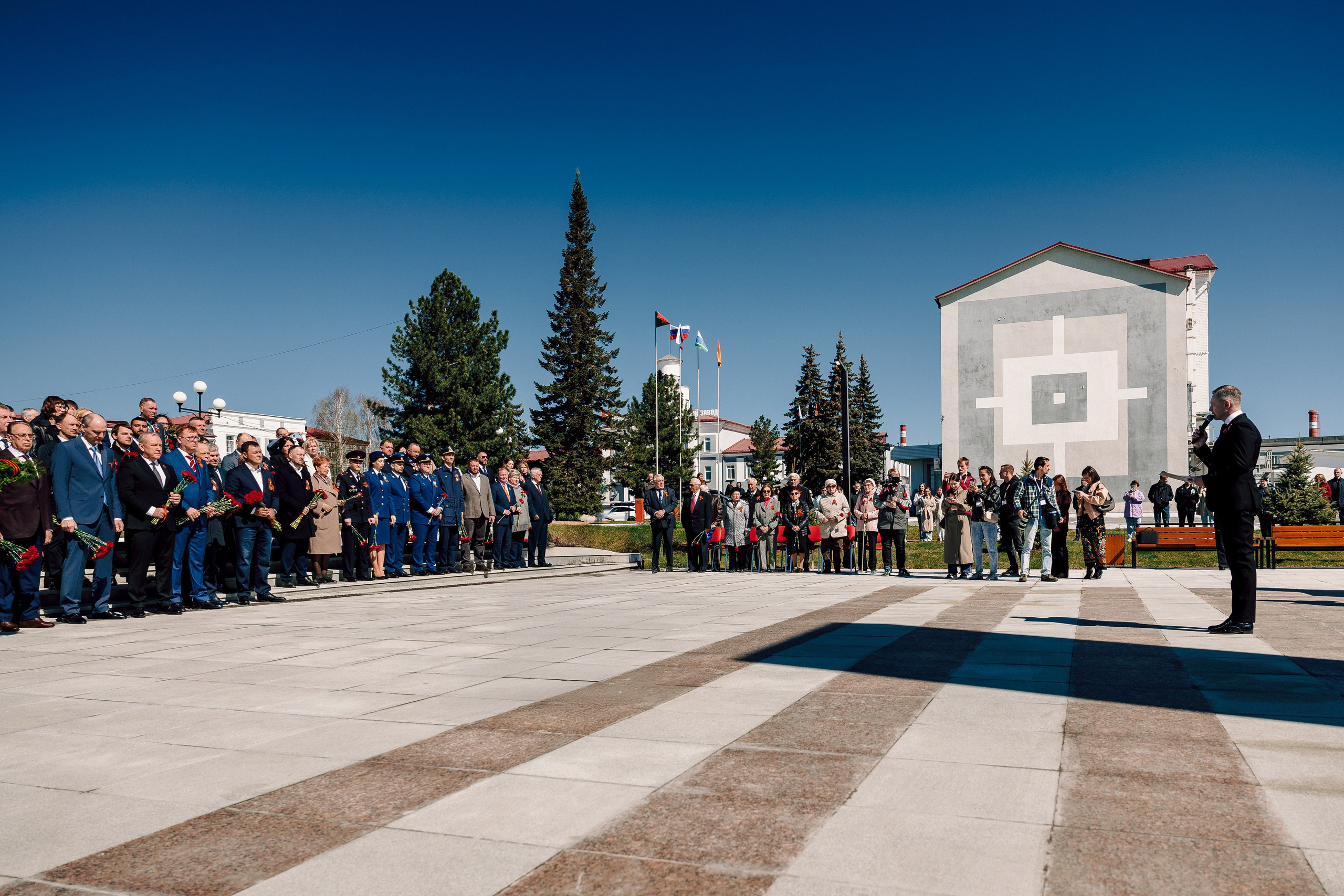 Торжественный митинг, посвящённый открытию Мемориала Славы воинам-новотрубникам. Лёшка Варзегов — фотограф