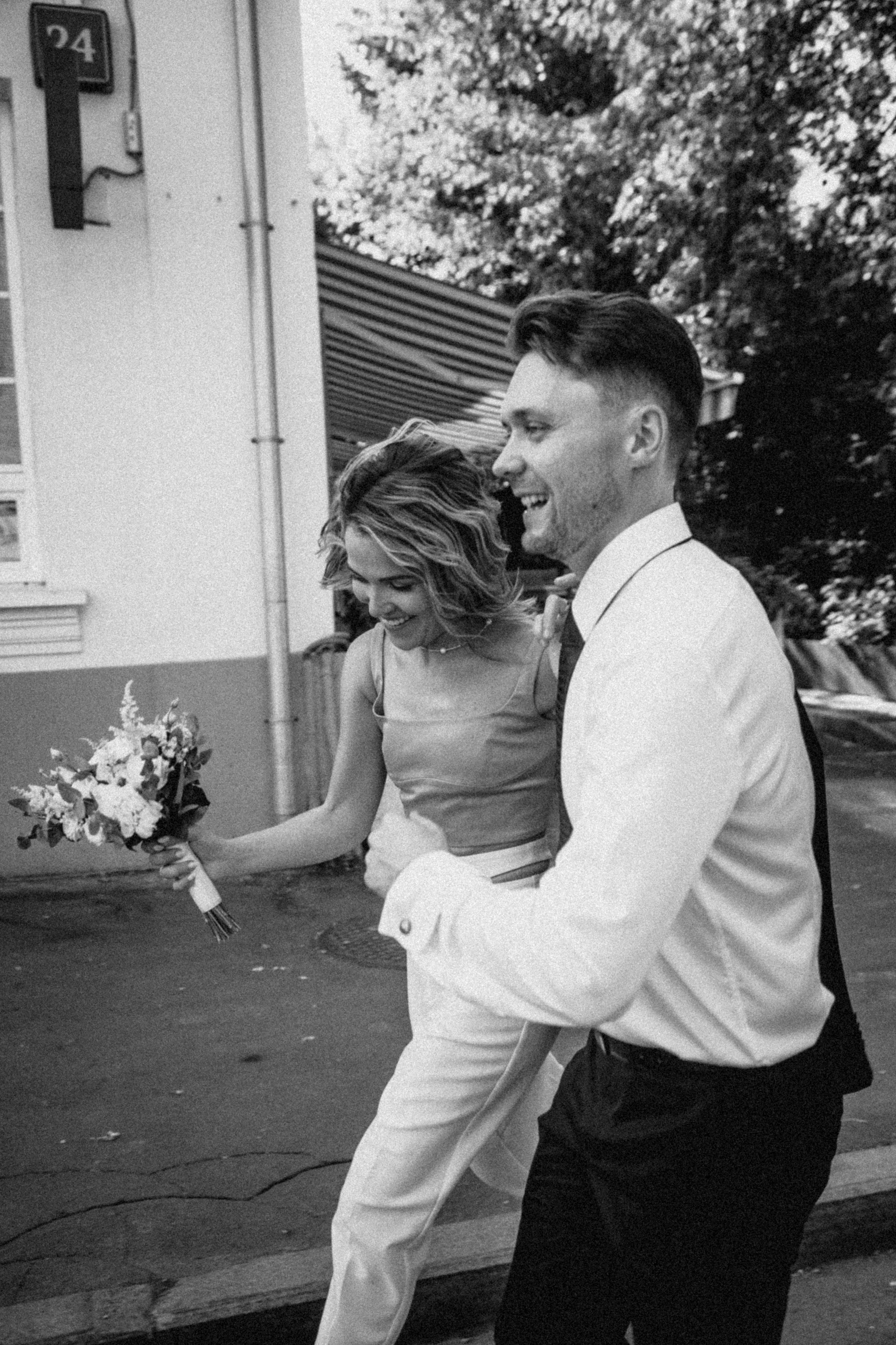 Влюбленная пара у загса