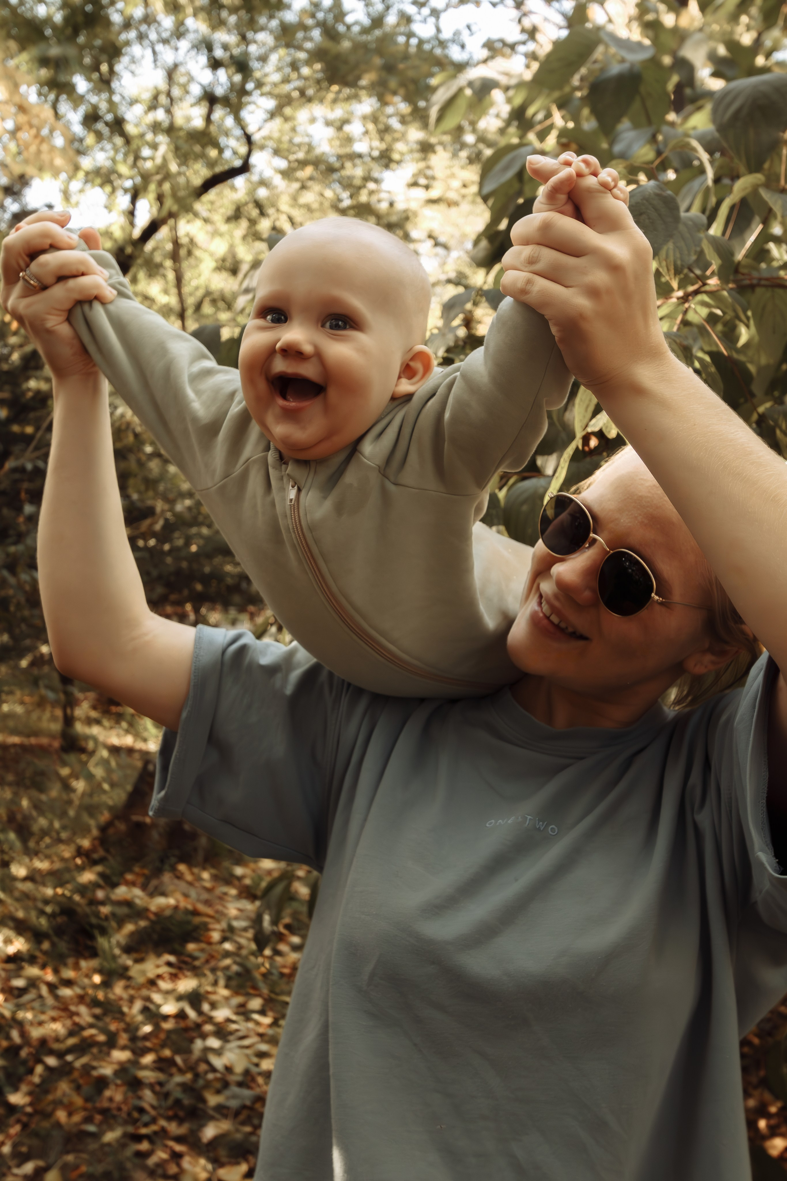 детская фотосессия в парке. детская фотосессия на улице, сын и мама, осенняя фотосессия