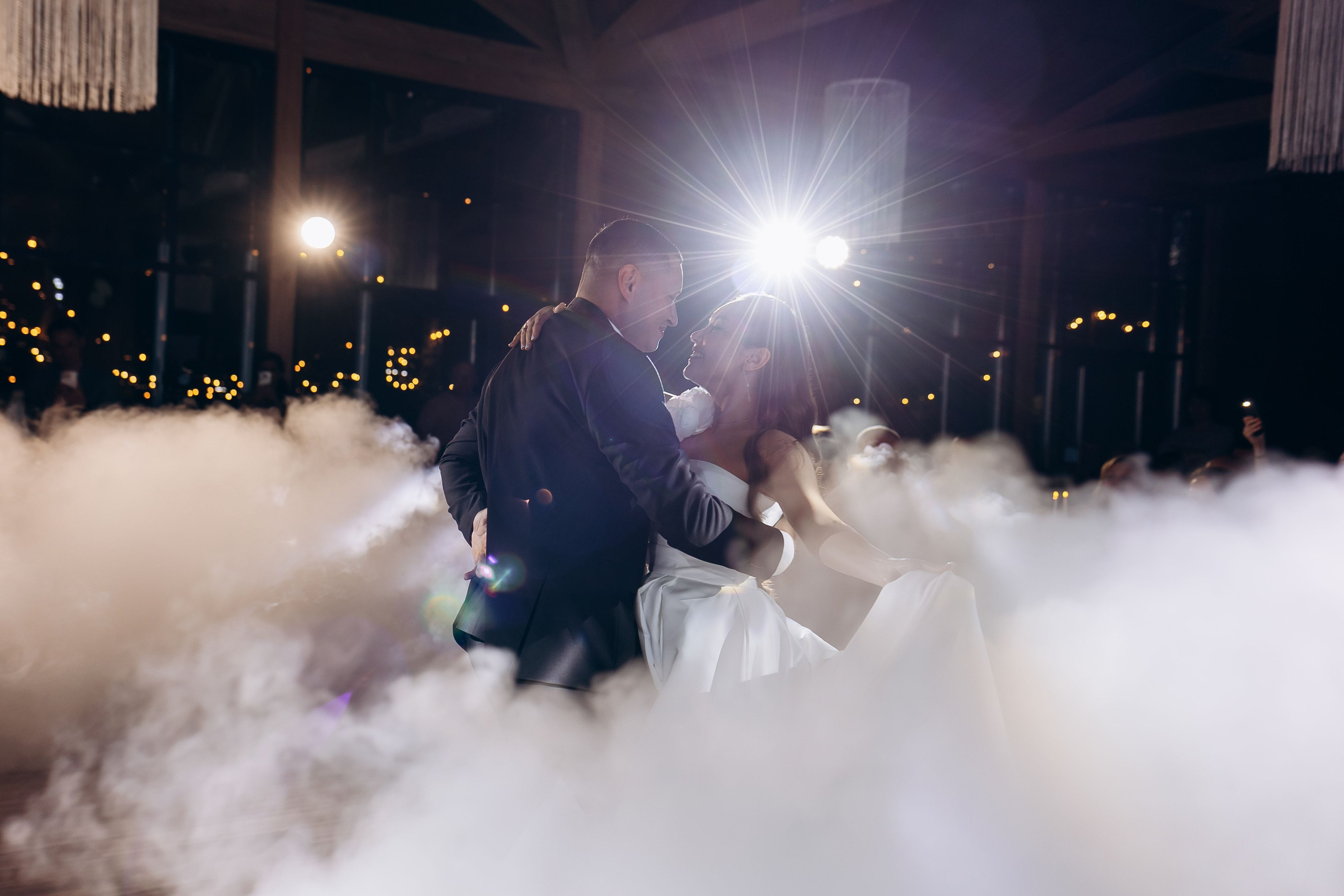 танец жениха и невесты фото. свадебный банкет в Казани. Площадка Веранда Лес. Свадебный фотограф Казань