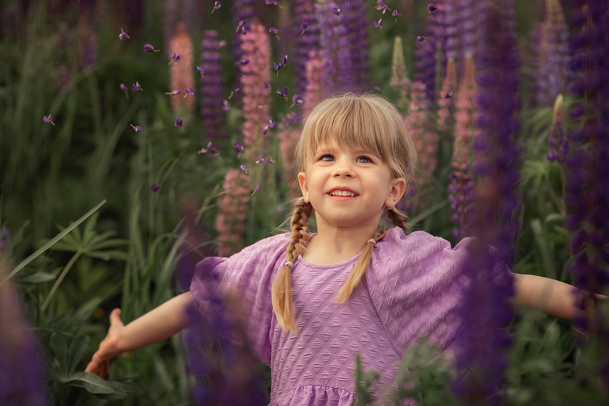 Красивая семейная съемка в люпиновом поле. Tatyana Nadezhdina Family photographer