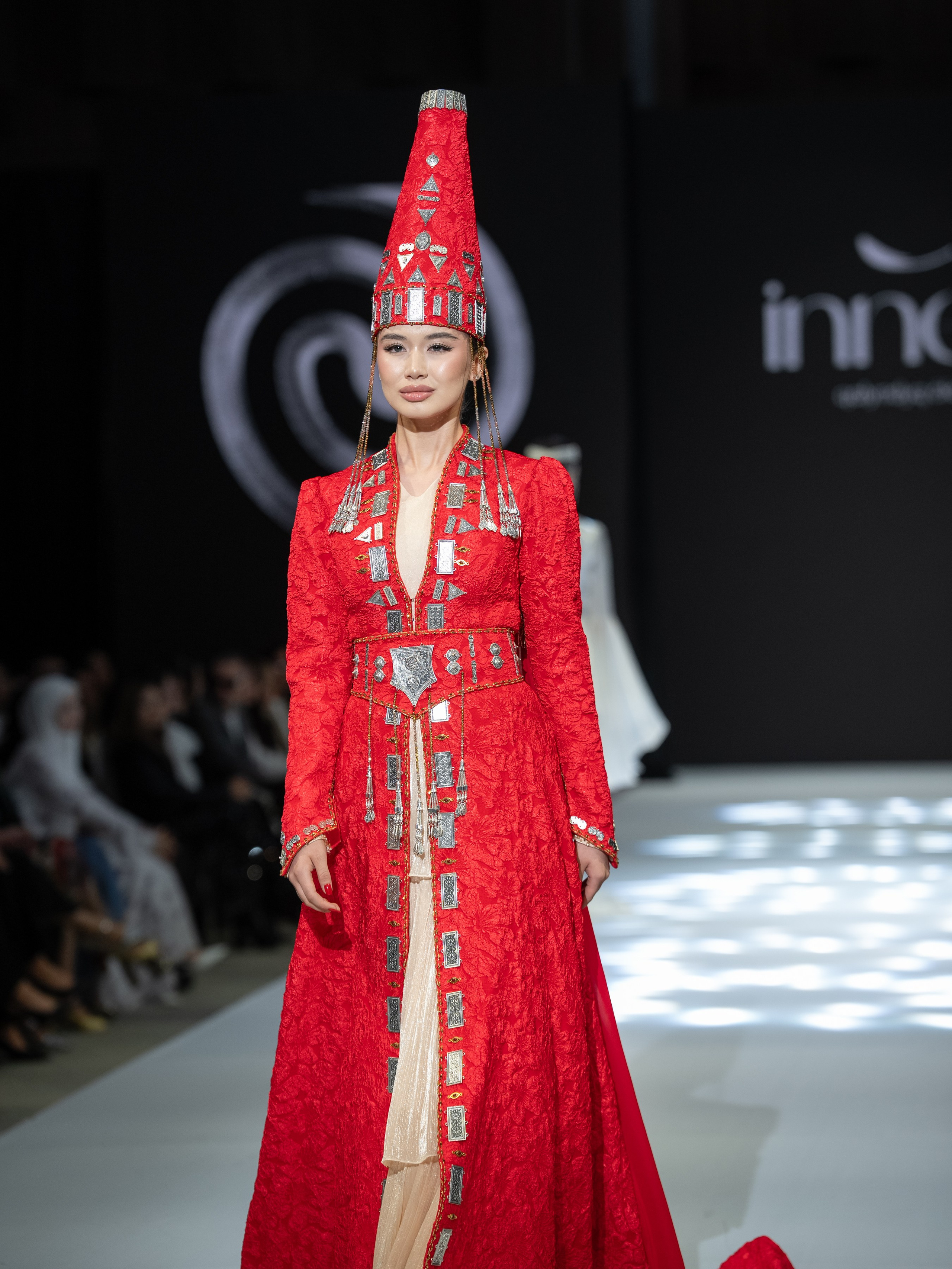 EURASIAN FASHION WEEK Innes. Сайт Алматинского НЮ АРТ, будуар и фэшн фотографа Дениса Карпенко